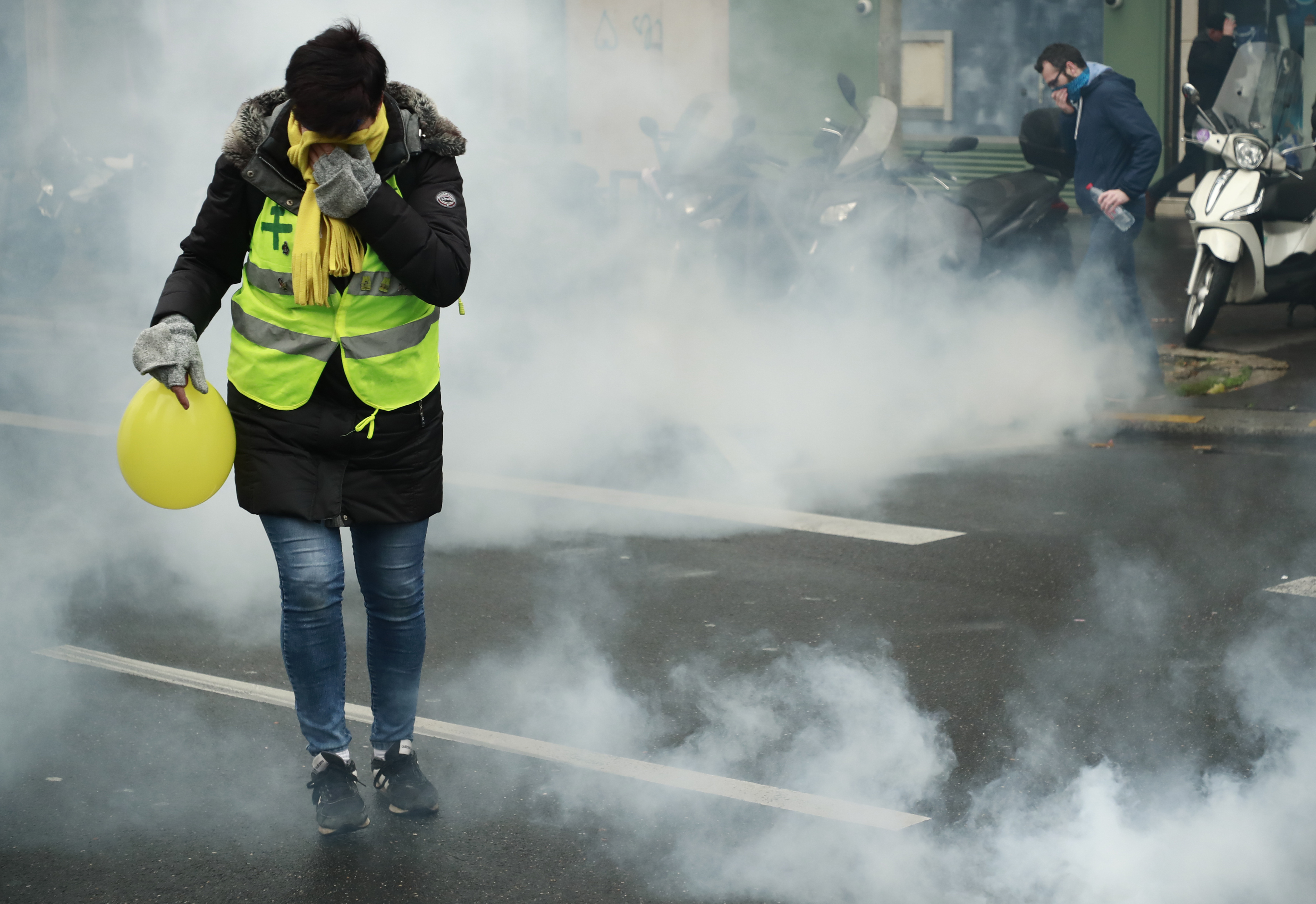 UPDATE | Noi violențe la Paris, la aniversarea unui an de la protestele „Vestelor Galbene”. Polițiștii au folosit gaze lacrimogene și au reținut peste 100 de persoane