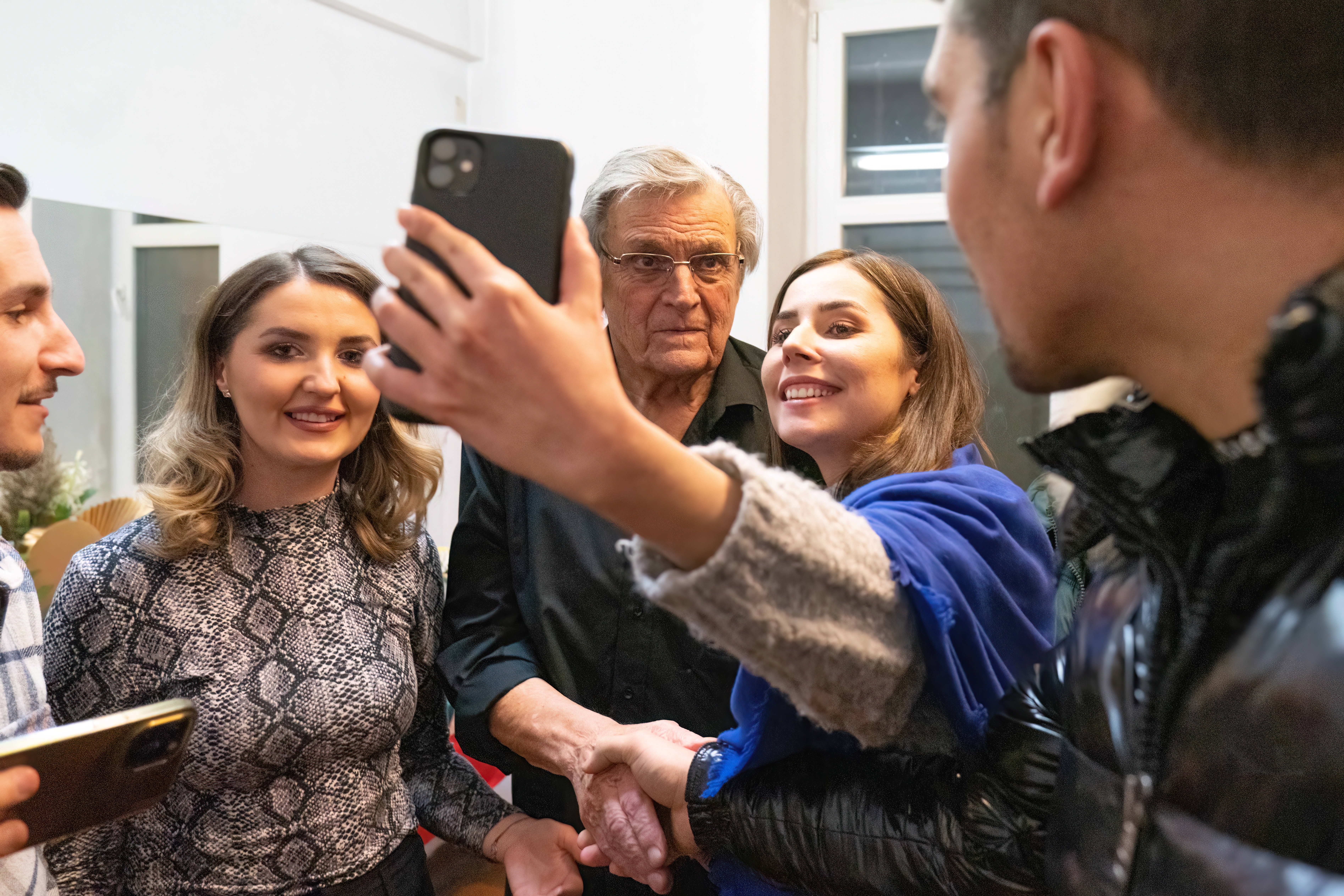 Florin Piersic a sărbătorit 87 de ani pe scenă, la Cluj. Fanii au venit cu tricouri cu Mărgelatu și „I love you, ciocoflendere”. „Nu-i o vârstă atât de frumoasă”
