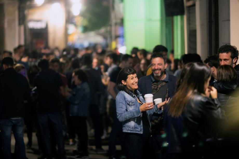Mii de petrecăreți, goniți de poliție în Barcelona, din centru și de pe plajă, în primul weekend fără stare de urgență