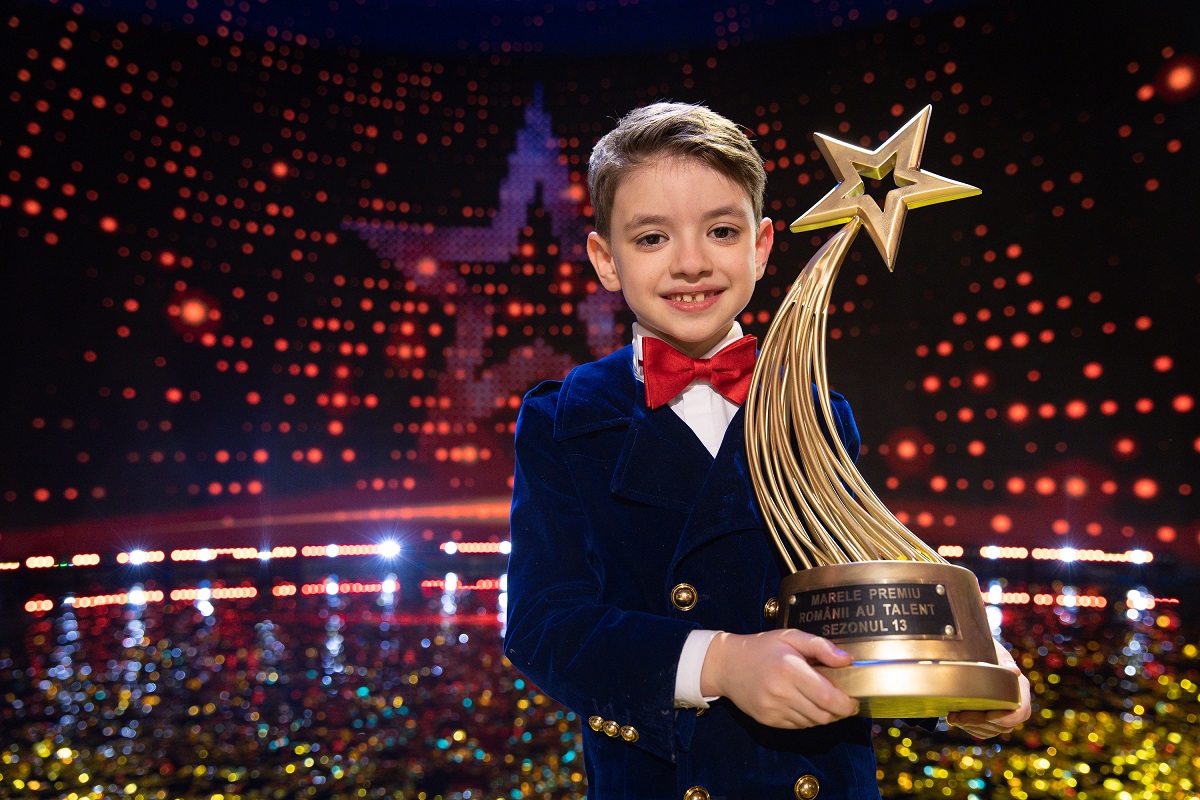 Rareș Prisacariu a dus la școală, în Botoșani, trofeul de la „Românii au talent”. Cum l-au primit colegii și învățătoarele pe câștigător