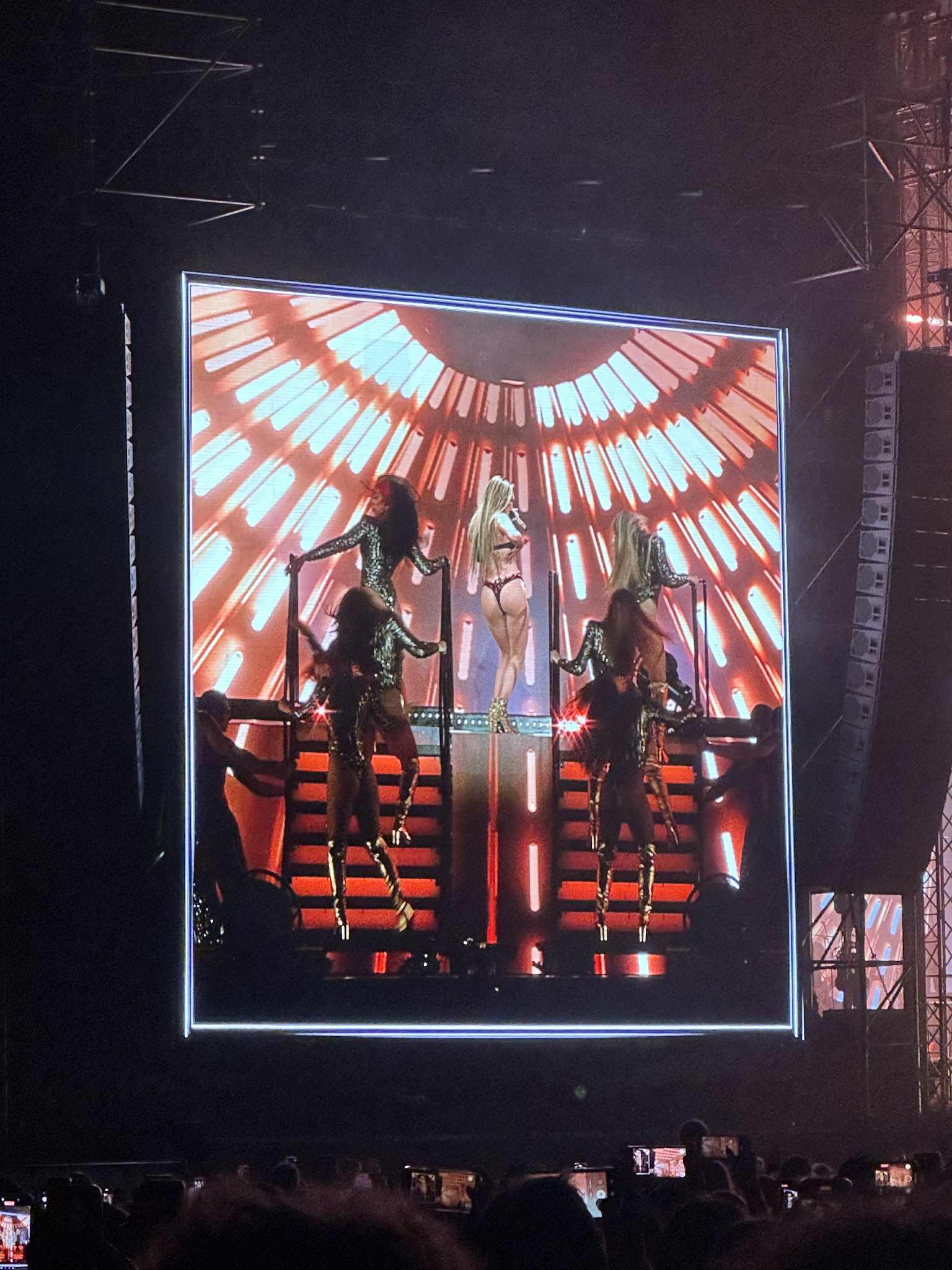 Imagini de la concertul lui Jennifer Lopez din București. Mesajul artistei pentru fanii români: „Faceți ce iubiți”