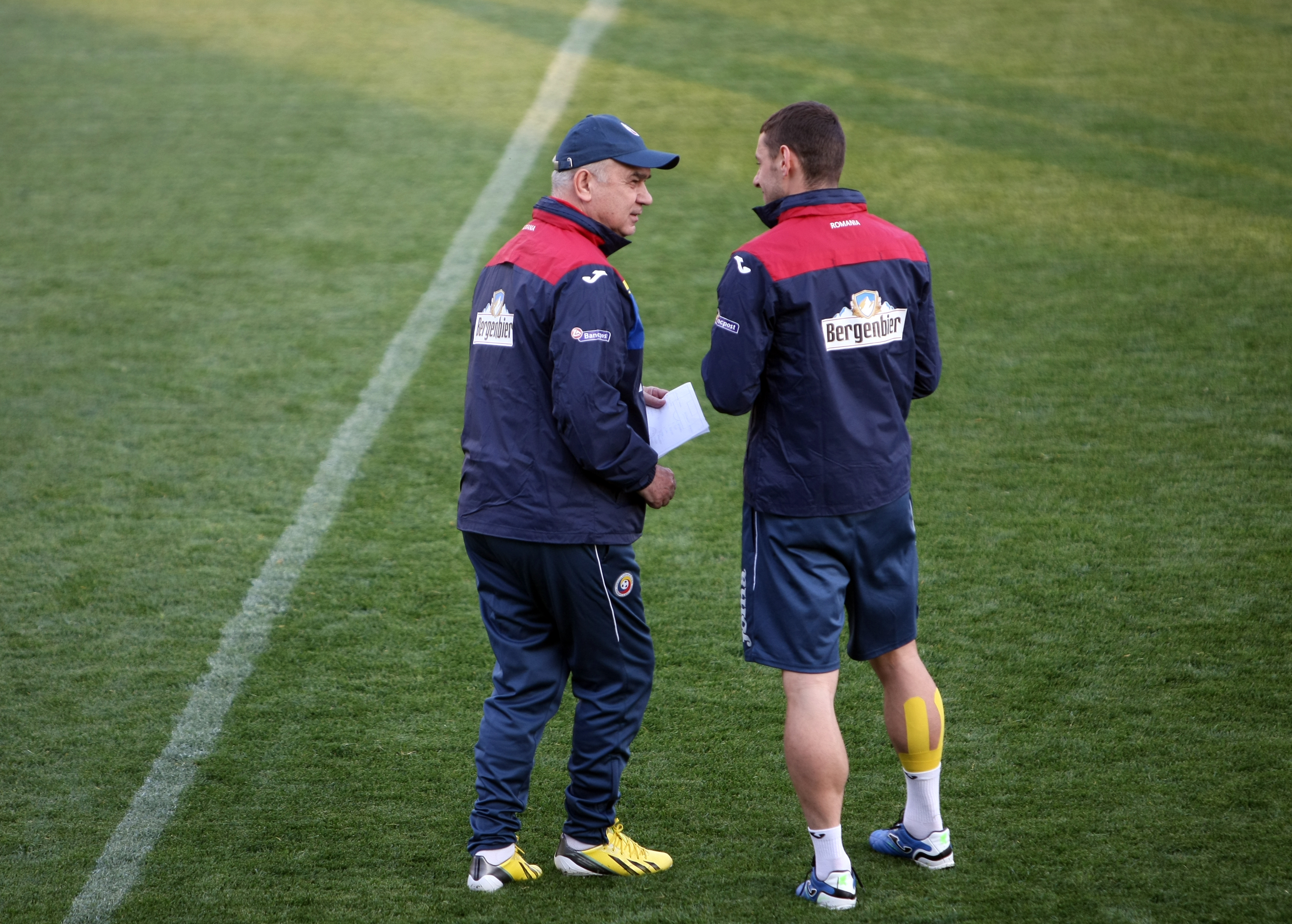 România - Lituania (amical, miercuri, 20.00, Giurgiu). Atenție, tricolori! Iordănescu, cel mai prost plătit selecționer de la Euro,  nu glumește! ”Tata Puiu” a lăsat mereu acasă jucători care au jucat în preliminarii și a luat câte trei-patru debutanți la turneele finale