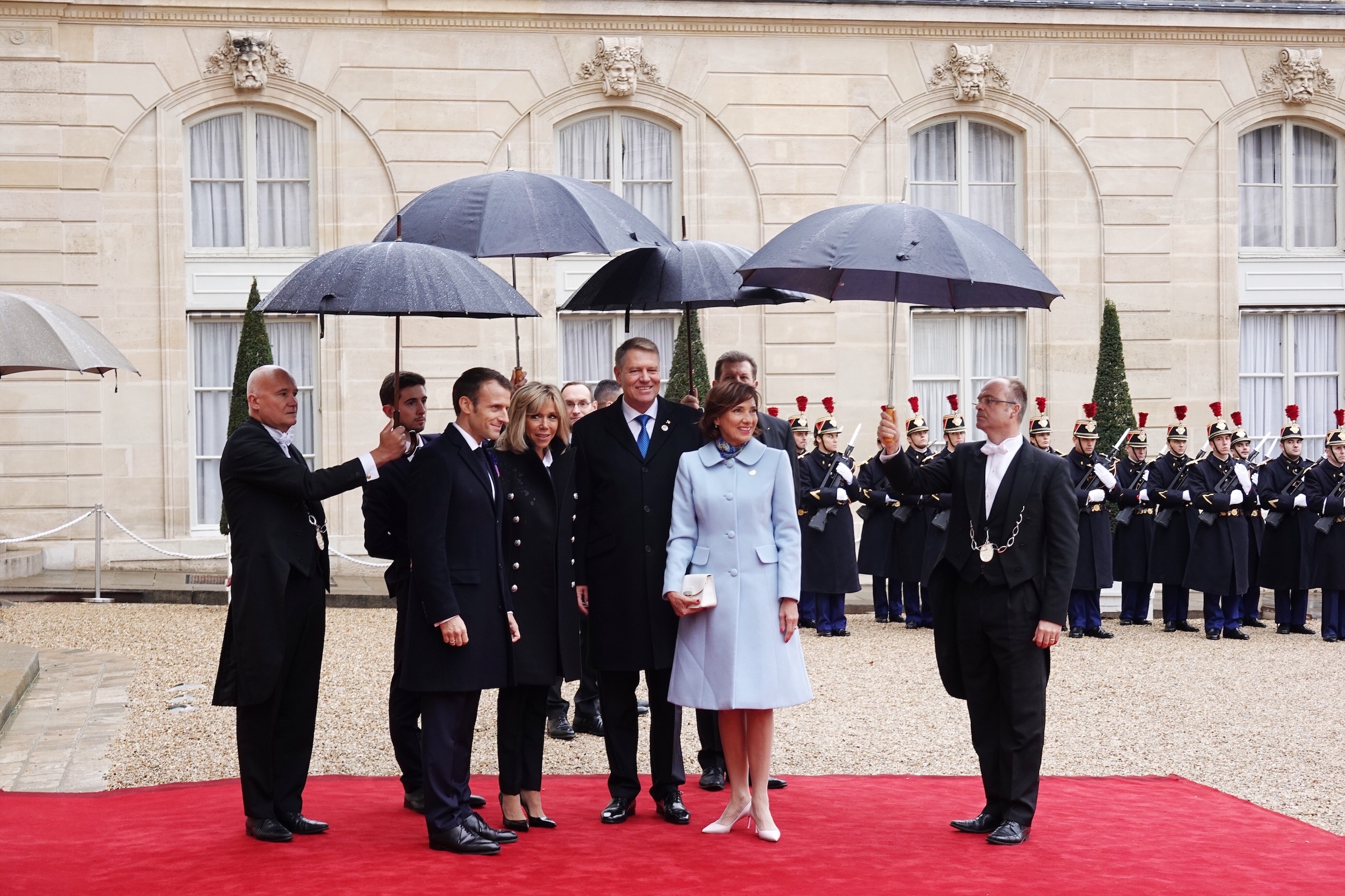 FOTO| Cum s-a îmbrăcat Carmen Iohannis la dineul dat la Paris cu ocazia a 100 de ani de la Ziua Armistițiului. Presa internațională a lăudat-o