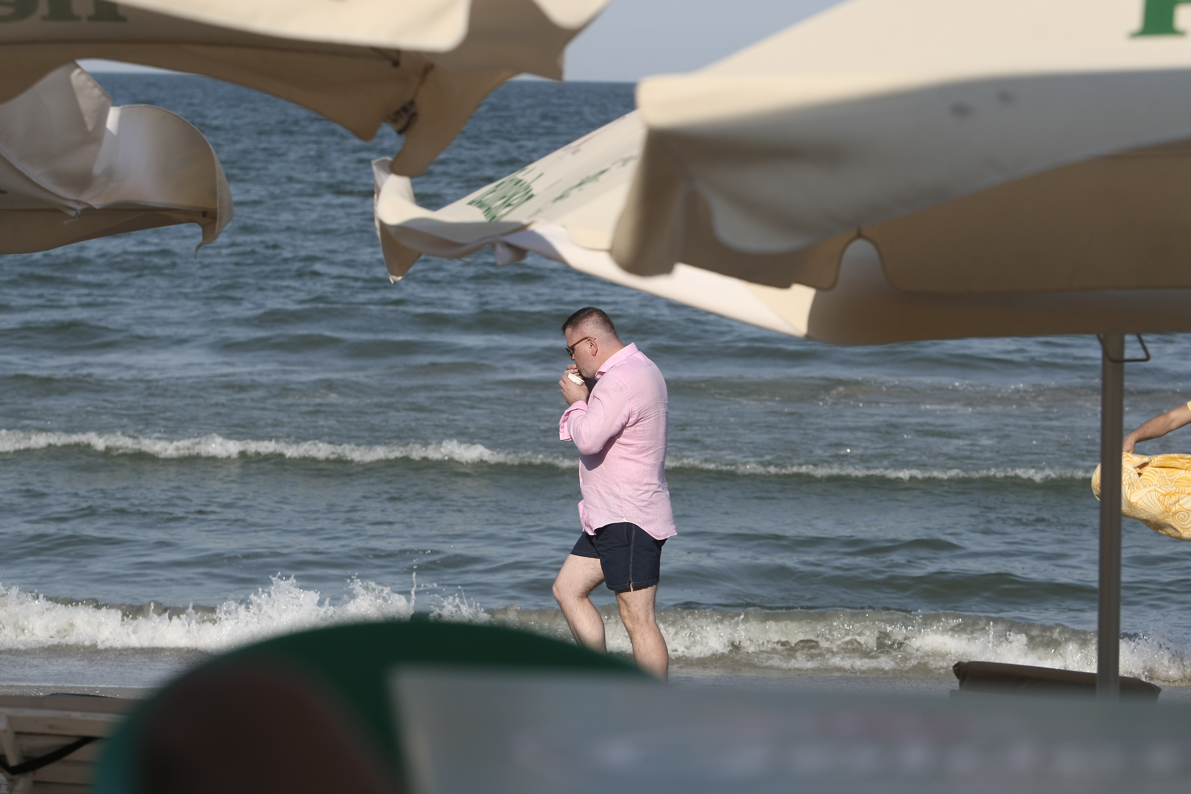Sportul e în colaps, iar Vasile Șiman se distrează. Ce a făcut controversatul om de fotbal pe plajă | GALERIE FOTO