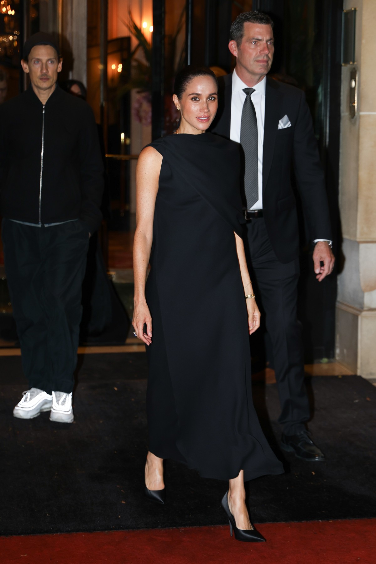 Cum a apărut Meghan Markle la Paris Fashion Week. Soția prințului Harry a atras toate privirile cu ținutele