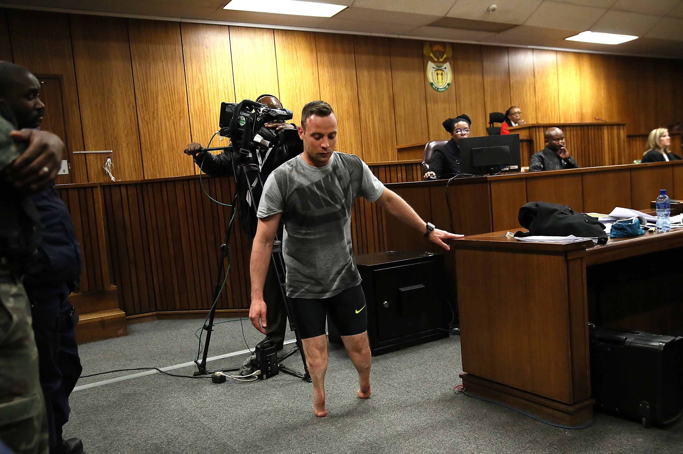 Oscar Pistorius și-a dat jos protezele ca să le arate judecătorilor că nu și-a ucis intenționat iubita | GALERIE FOTO