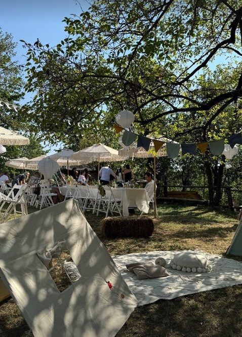 Imagini de la botezul celei de-a patra fetițe a Laurei Cosoi. Evenimentul a avut loc în Maramureș, iar invitații au primit mâncare gătită la ceaun