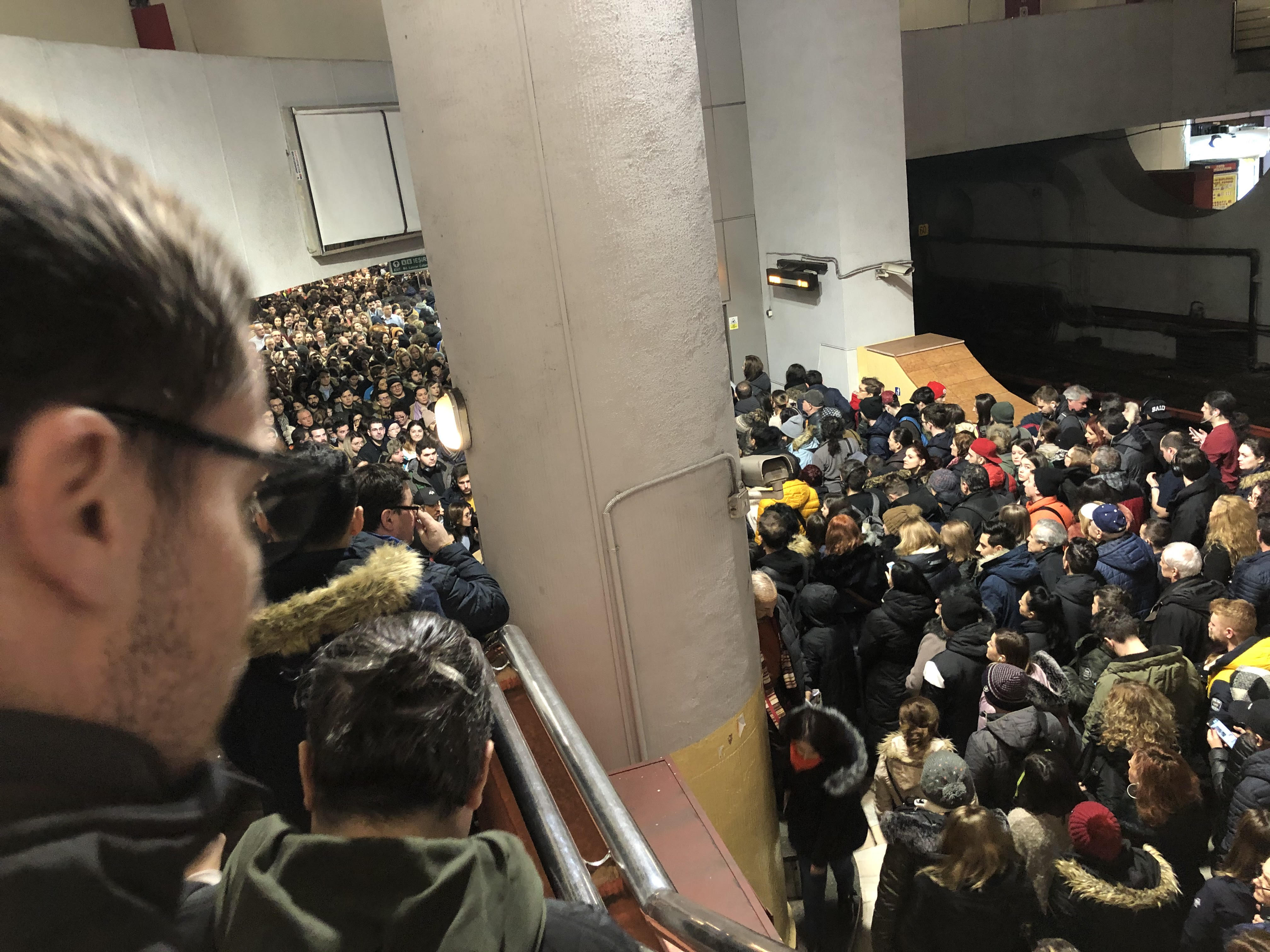 IMAGINI ȘOC | Înghesuială incredibilă la metrou, luni dimineață