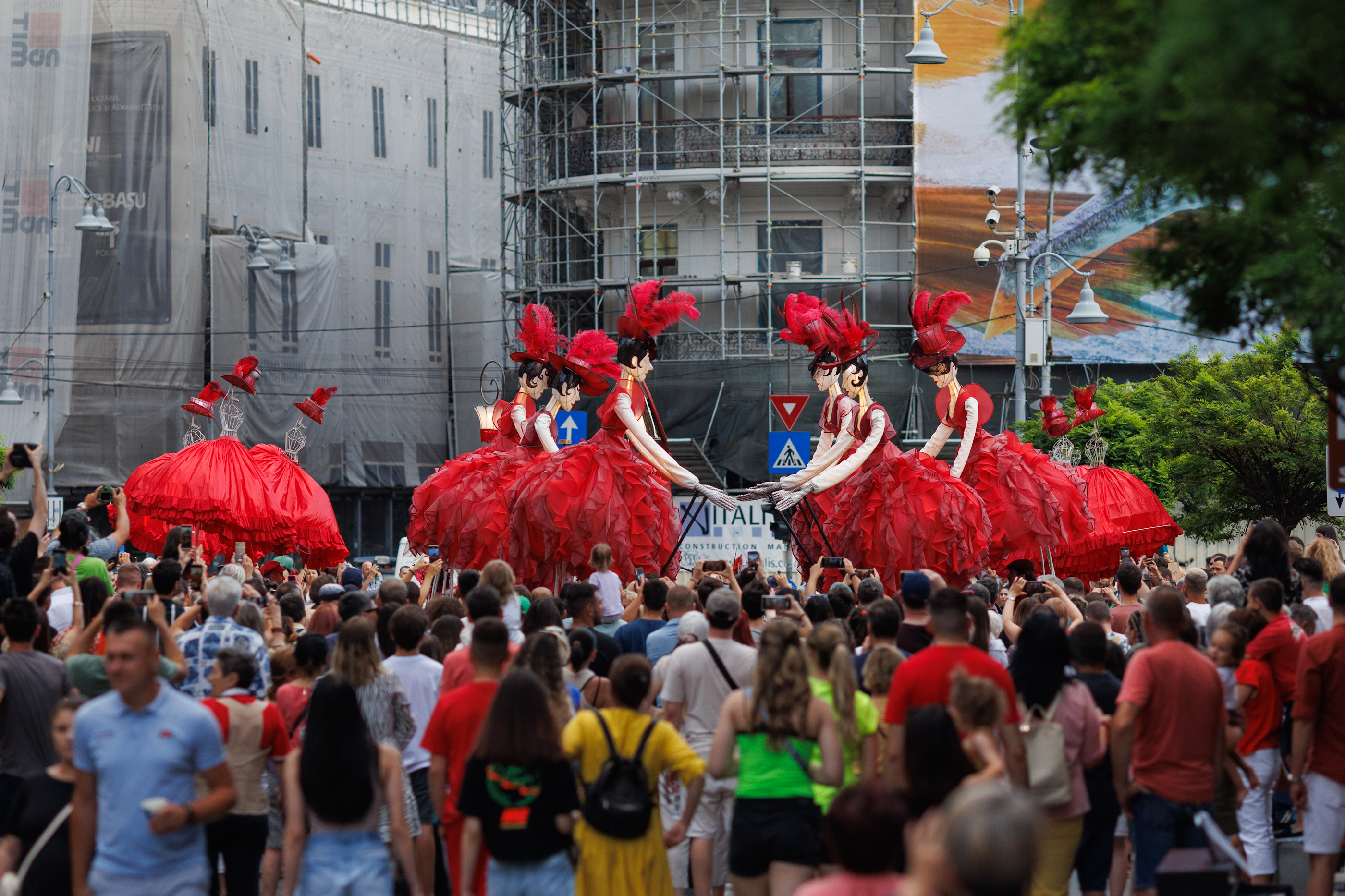 FOTOREPORTAJ. „B-Fit in the Street” în 50 de imagini. 200 de artişti din Spania, Franţa și Italia au făcut spectacol pe străzile din București