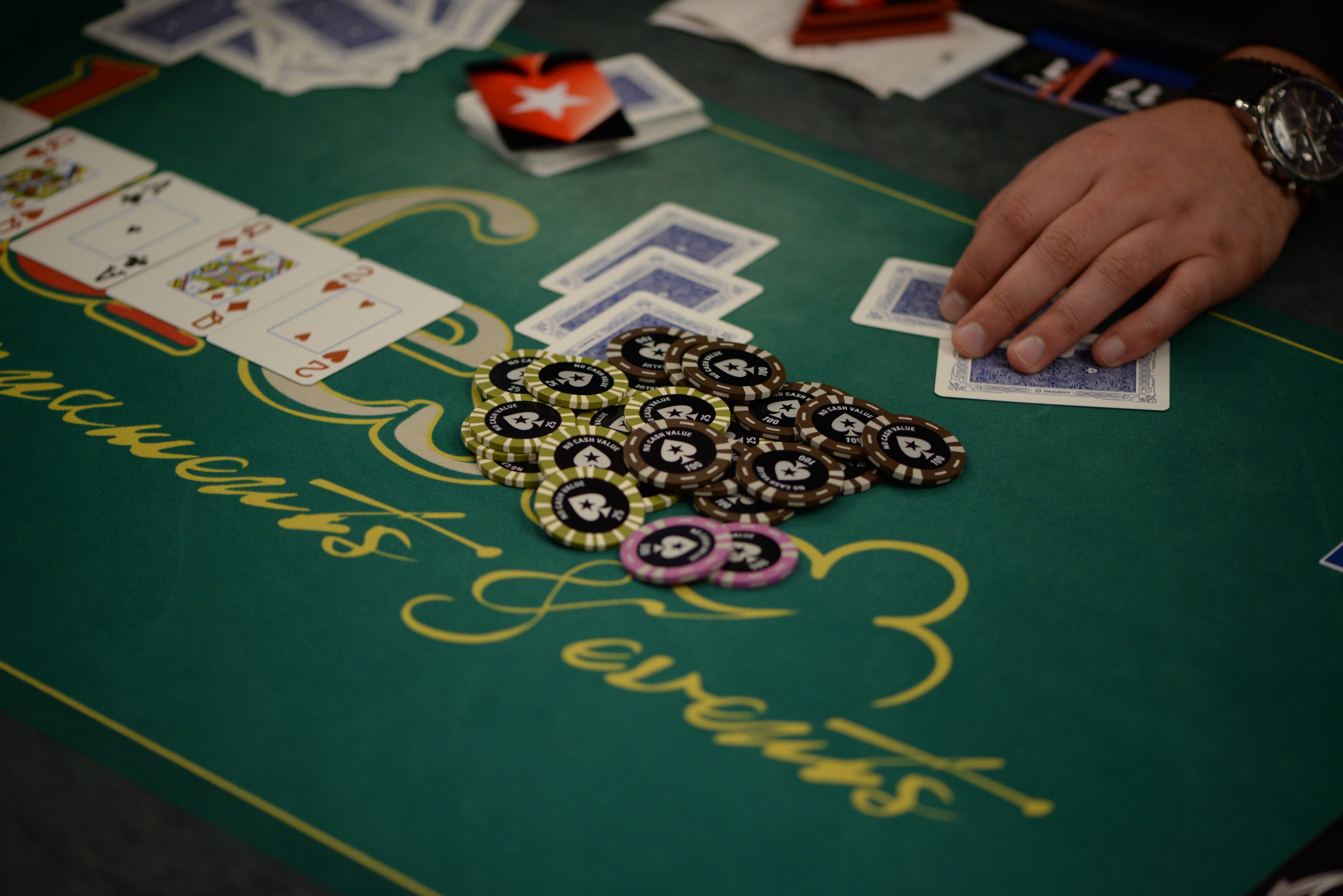 2.000 de români trăiesc din poker. Stau câte 10-12 ore la laptop și produc până la 10.000 de euro pe lună / GALERIE FOTO