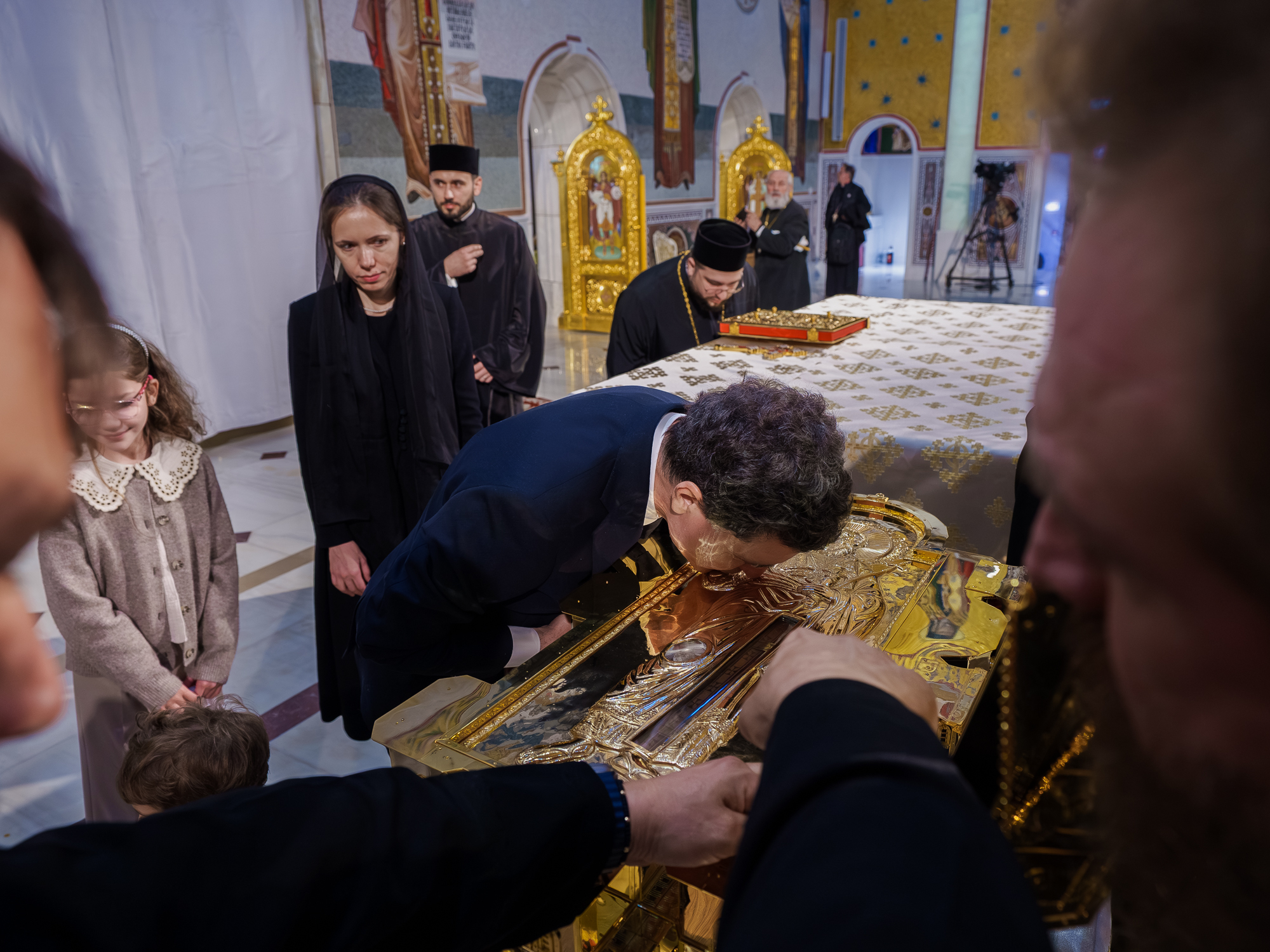 Dana Budeanu a criticat ținuta aleasă de Mirabela Grădinaru, partenera lui Nicușor Dan, la sfințirea Catedralei Mântuirii Neamului: „Alo, protocolu’ Cotroceni?”