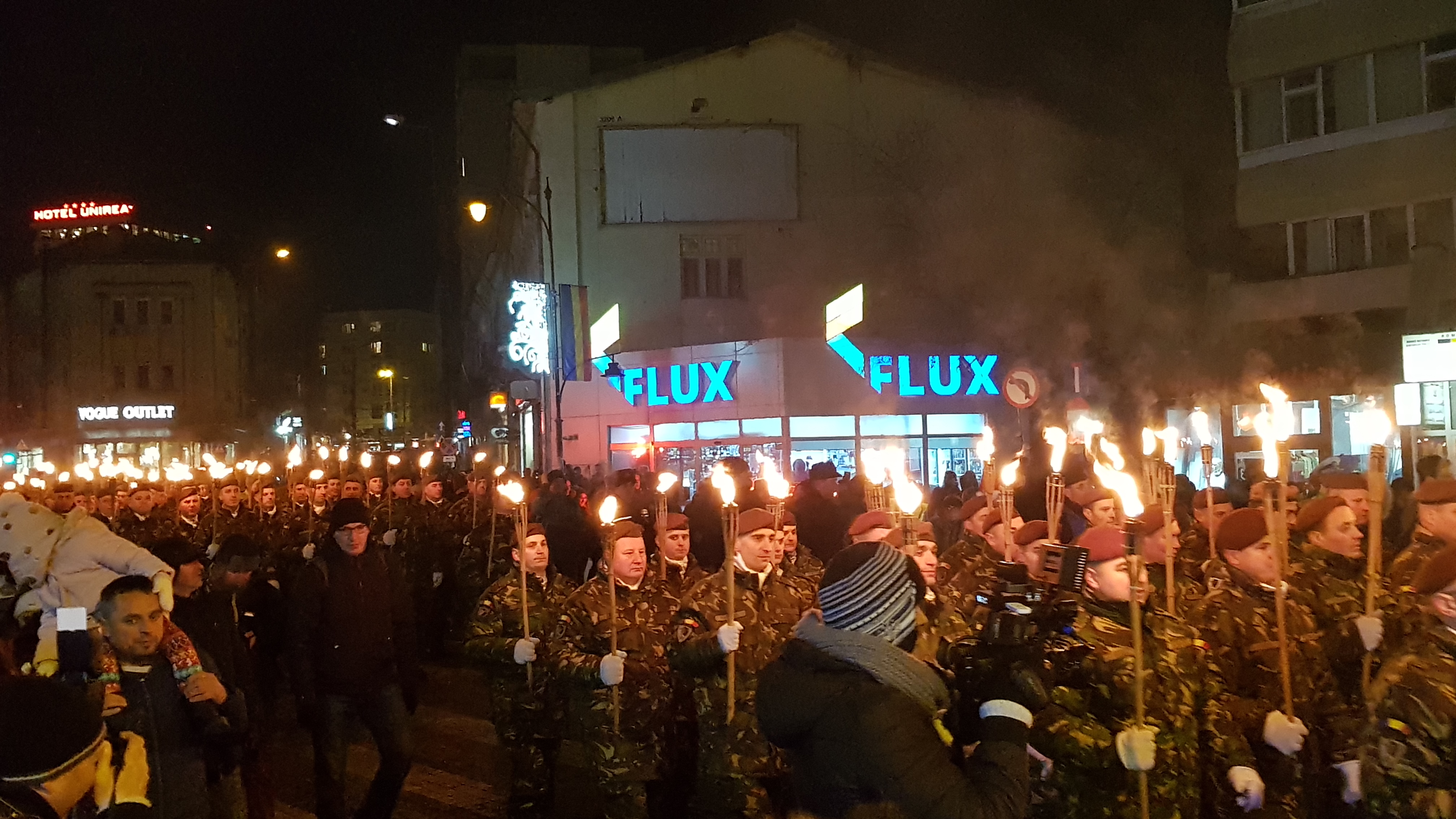 VIDEO&FOTO/ Sute de mii de luminițe multicolore s-au aprins în Iași. S-au deschis și cele două târguri de Crăciun