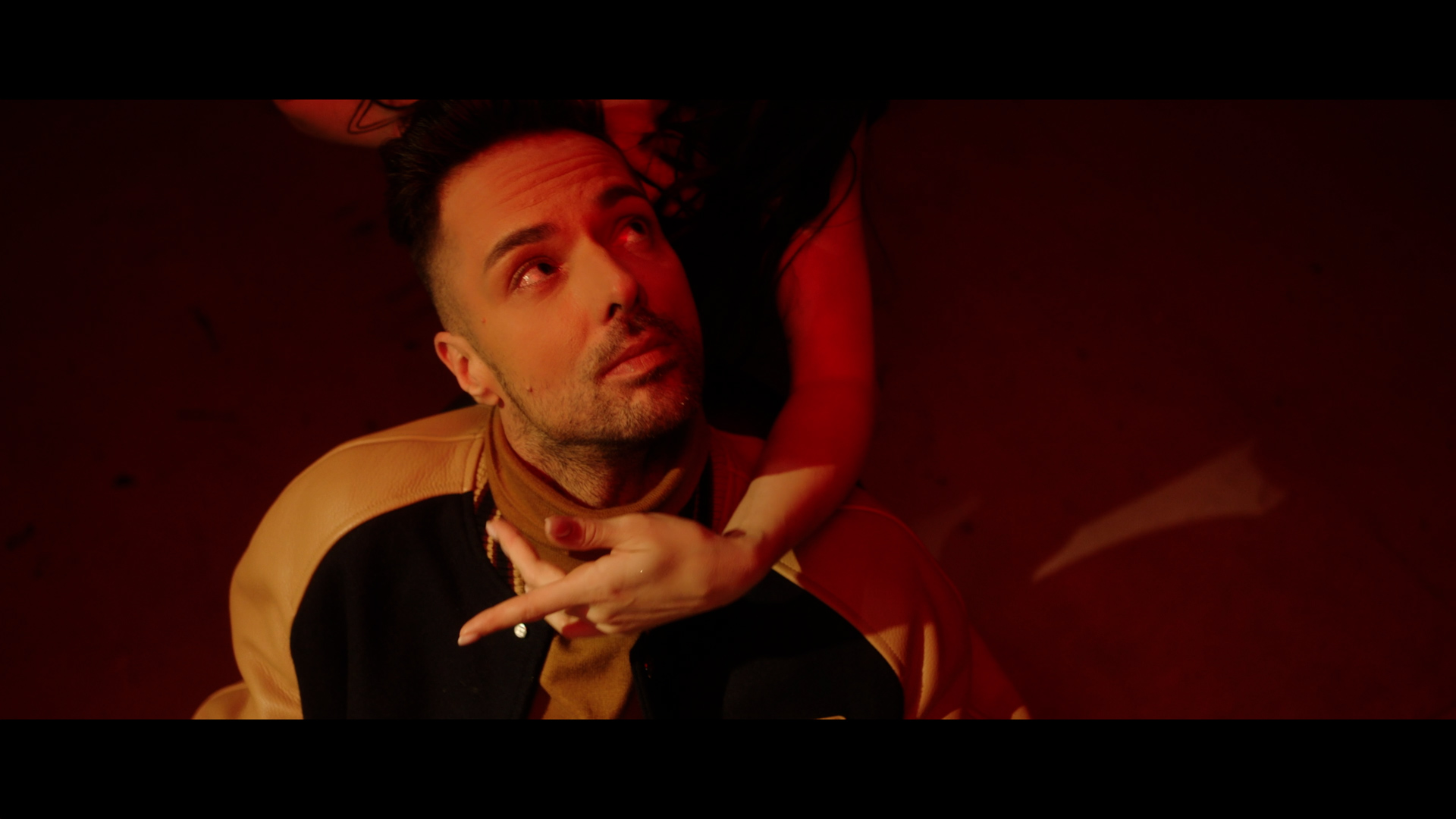 Tudor Ionescu, în tandrețuri cu o dansatoare misterioasă. Noul videoclip al artistului vine cu imagini provocatoare