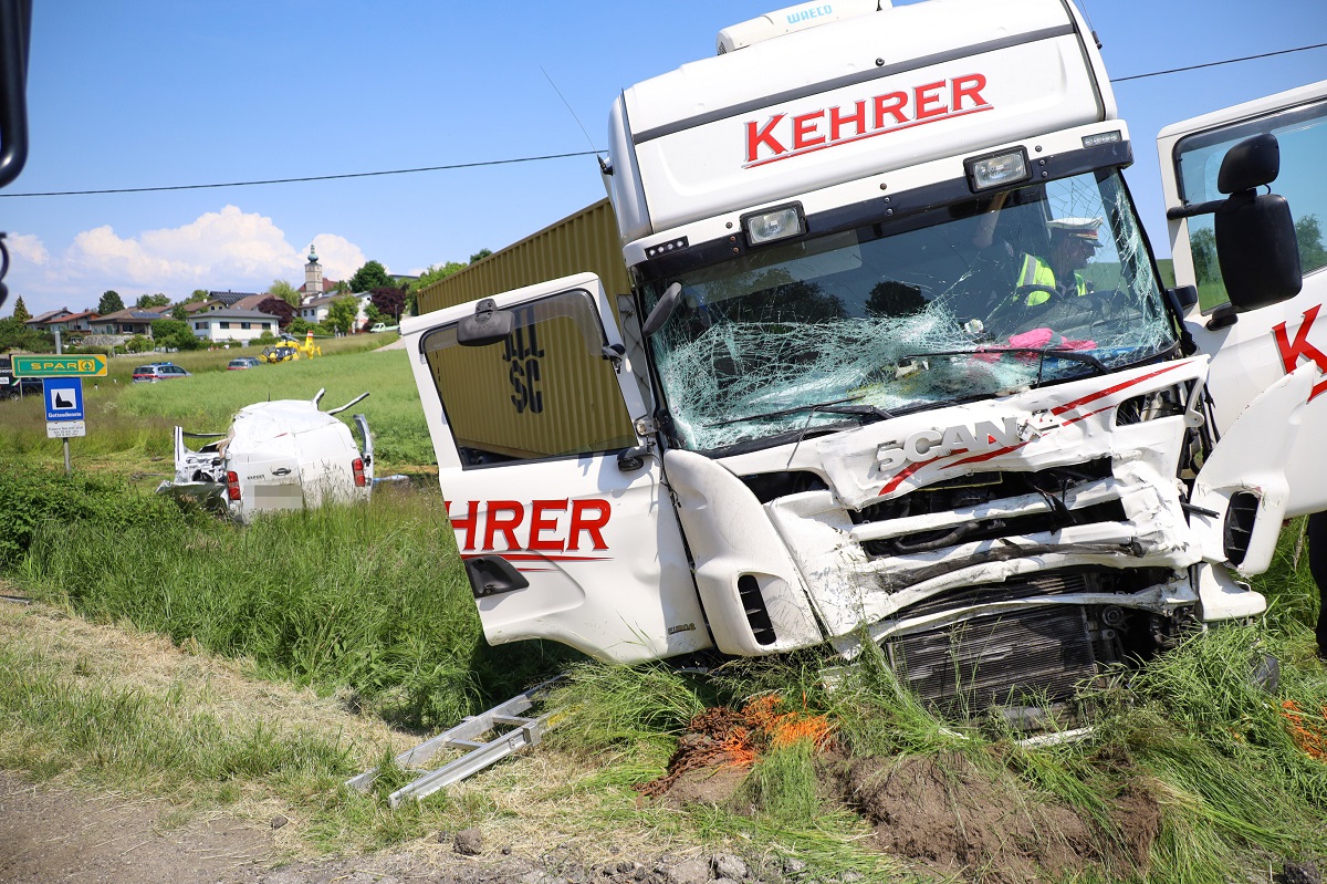 Imagini de groază cu duba în care a murit un curier român, lovit de un TIR pe o șosea din Austria