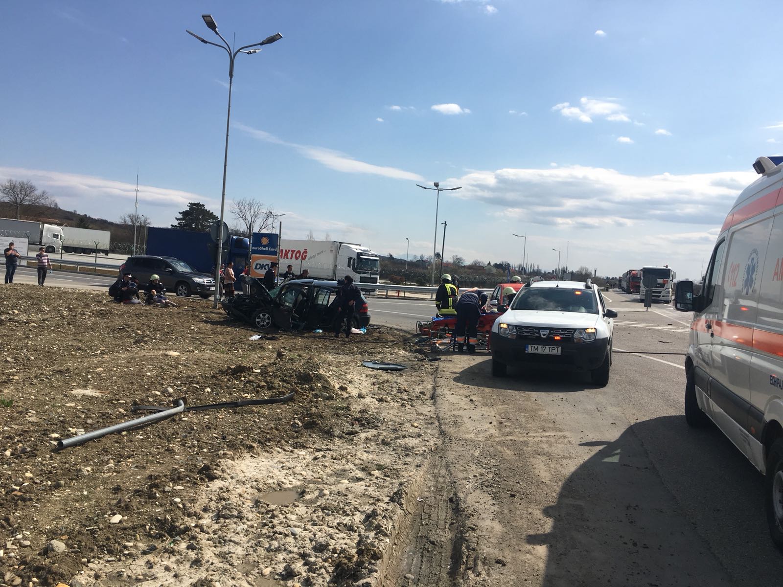 Accident pe centura orașului Lugoj. Cinci oameni au ajuns la spital din cauza unei manevre imprudente