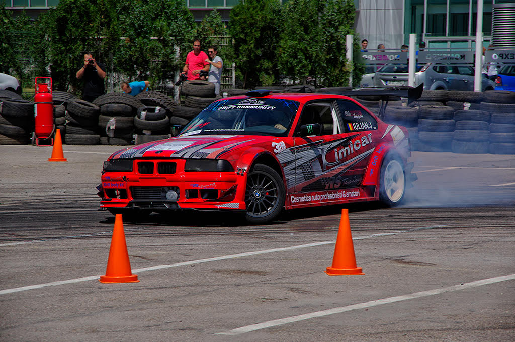 Aşii driftului au topit asfaltul! Cei mai buni piloţi s-au întrecut într-un spectacol impresionant / GALERIE FOTO