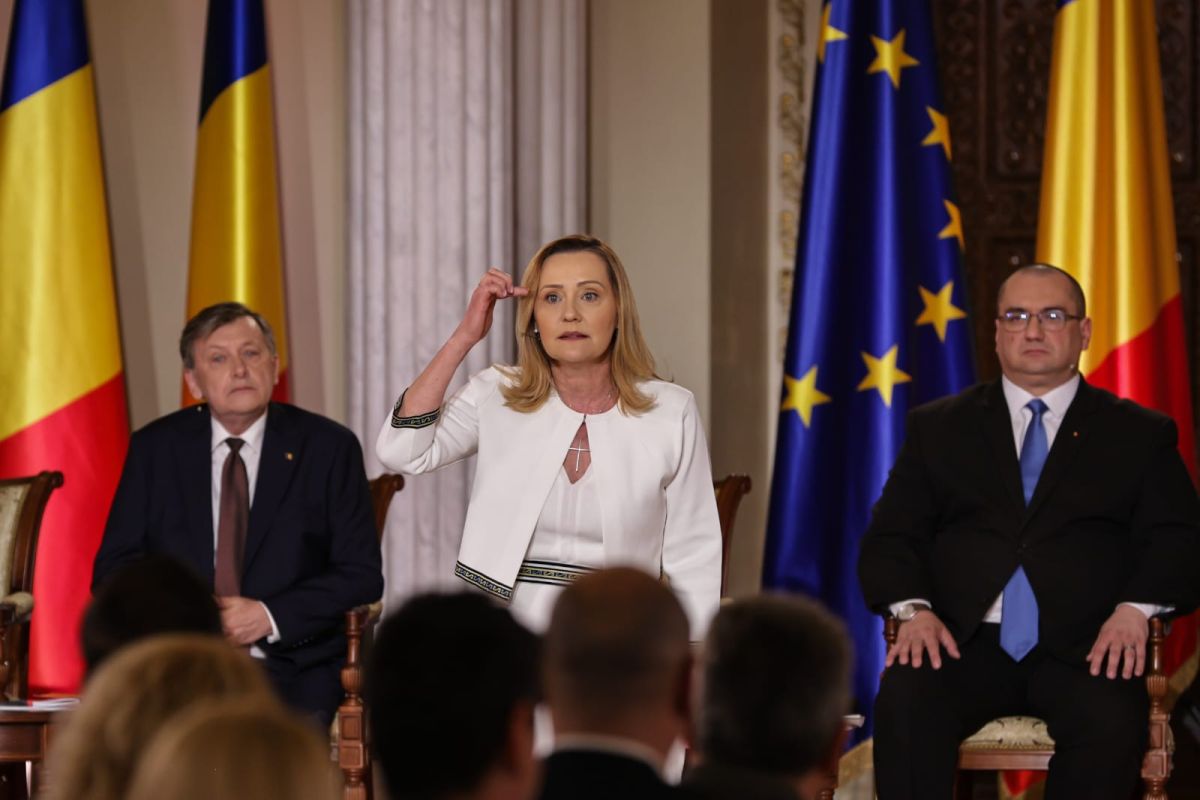 Elena Lasconi, trei dezbateri electorale și trei ținute albe. Semnificația din spatele alegerilor vestimentare ale candidatei la Președinție