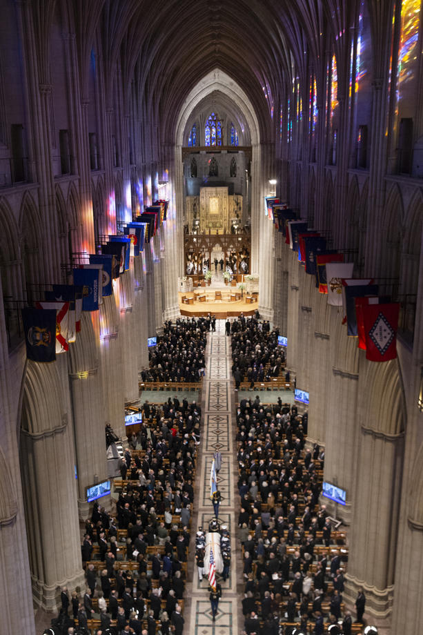 Funeralii naţionale pentru Colin Powell, primul secretar de stat de culoare al SUA. La ceremonie au participat Biden, Obama și Bush