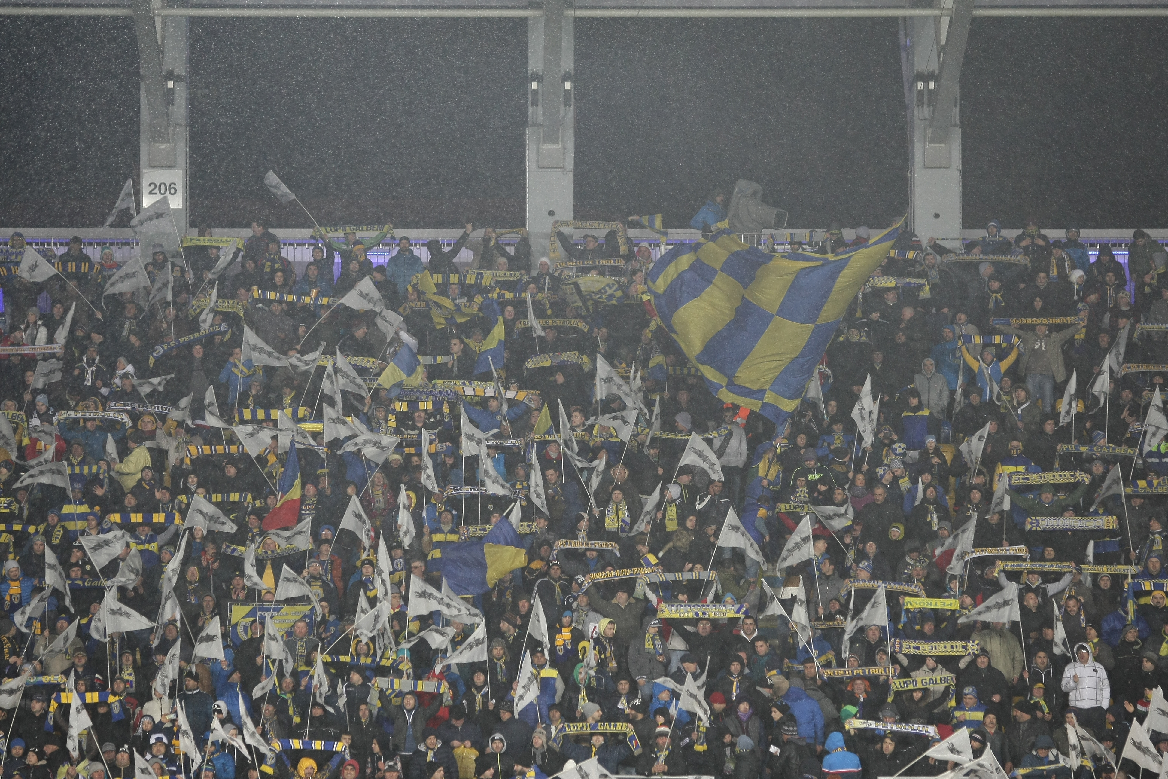 Cupa României, semifinale: PETROLUL - STEAUA 1-1. Arbitru ComănesKO / VIDEO