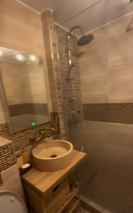 Imagini din apartamentul în care locuiește Amna. Cum arată dormitorul și bucătăria: „Nu îi trebuie nimănui nimic mai mult de atât în viață”