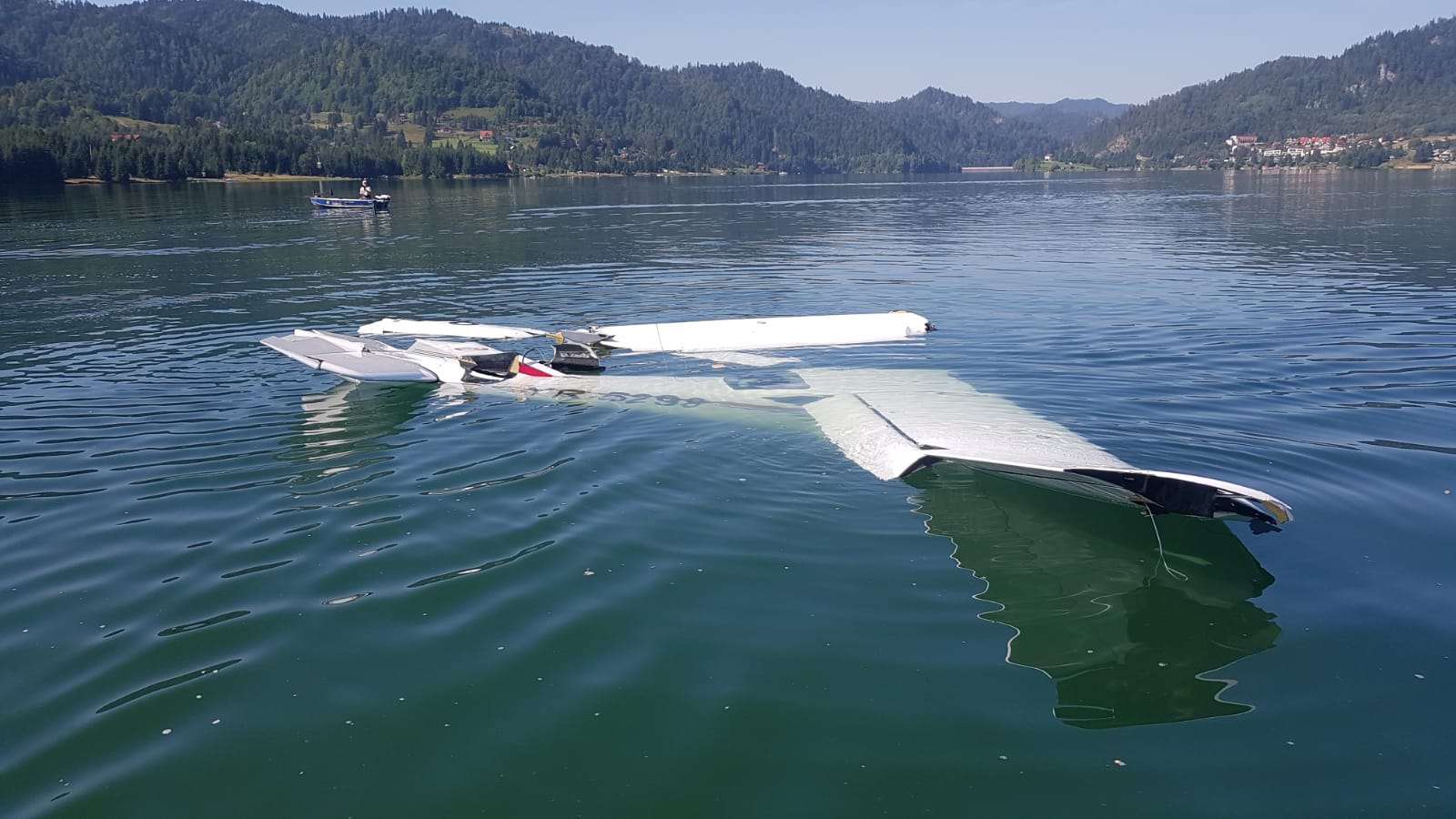 Un avion de mici dimensiuni cu doi oameni la bord s-a prăbușit în Lacul Colibiţa. Pilotul a murit