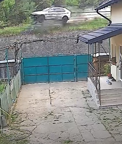 Mașină filmată când decolează de pe un pod, în Bacău, și aterizează în curtea unei case
