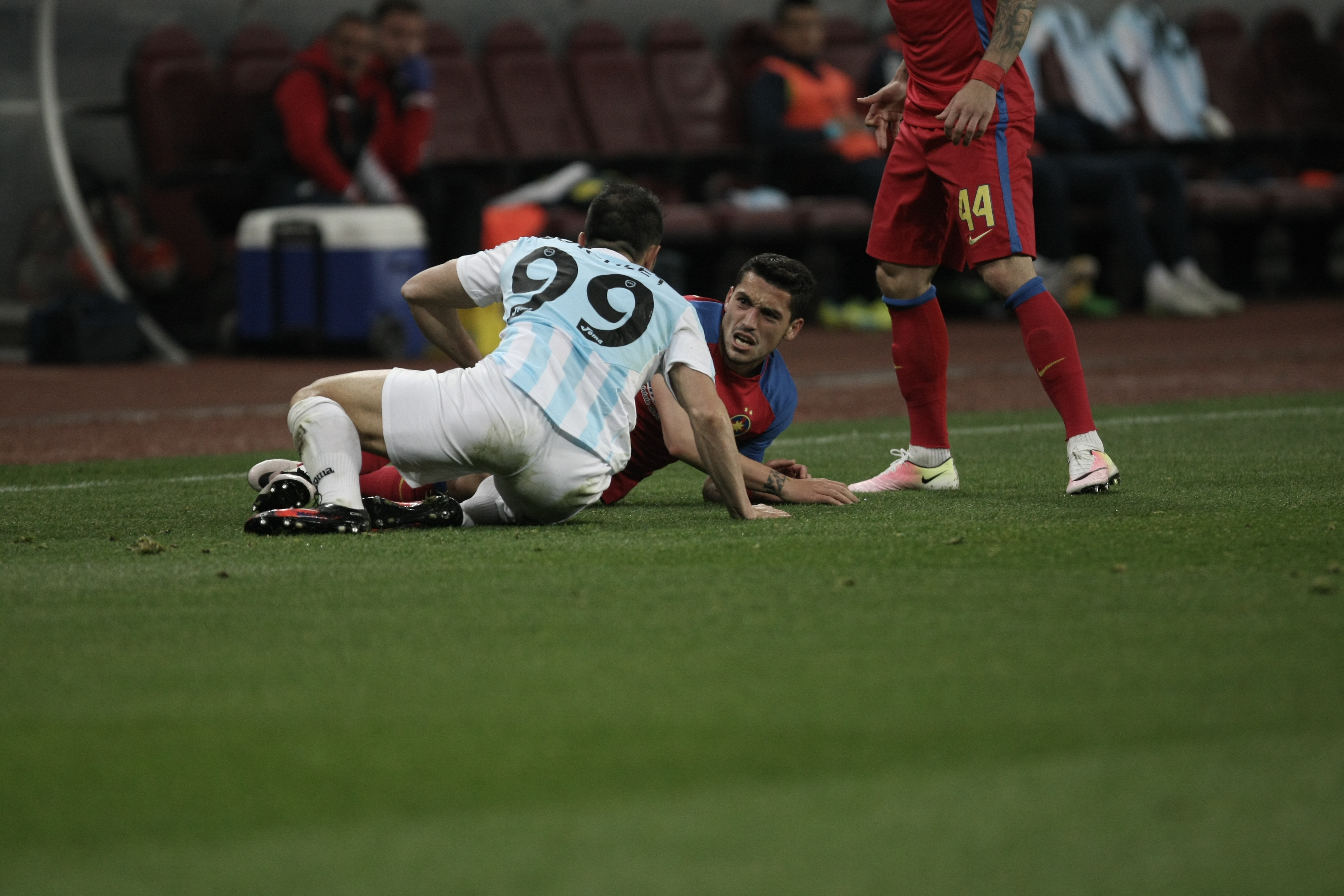 Crăciunescu, revoltat că stewarzii au intrat pe teren la meciul Steaua - ASA: ”Ce facem, aducem trupele speciale?” | GALERIE FOTO