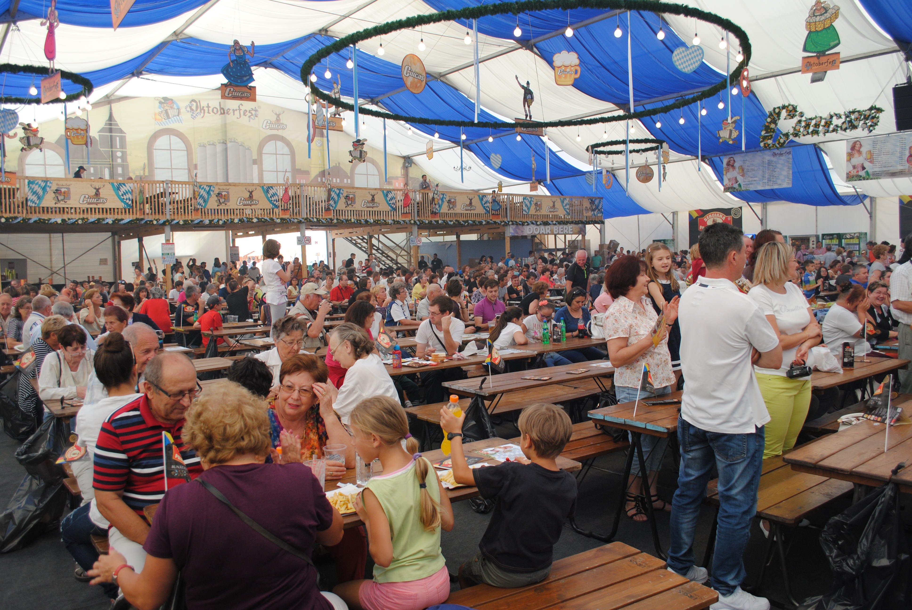 Oktoberfest Brașov, bere cu doar 4,5 lei și concurs de Miss