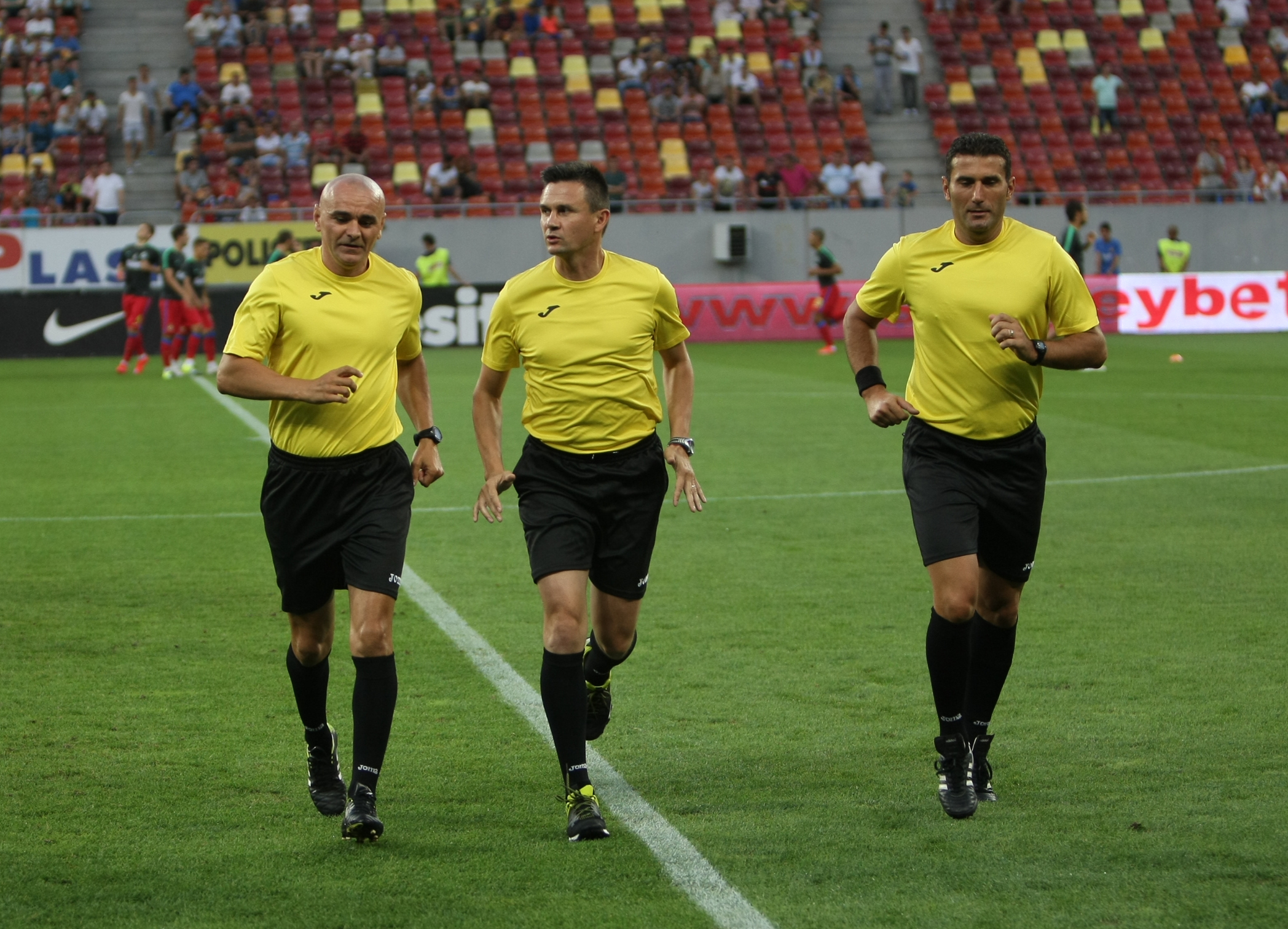 LIGA I: Steaua - CFR Cluj 1-1. Transversală Vitor Bruno! A egalat Tudorie! Roș-albaștrii au avut și ei o bară, în start, apoi a marcat Tiago. Echipa lui Rădoi se chinuie, Partizan Belgrad se distrează în Serbia! Patronul a făcut baie de mulțime/ GALERIE FOTO