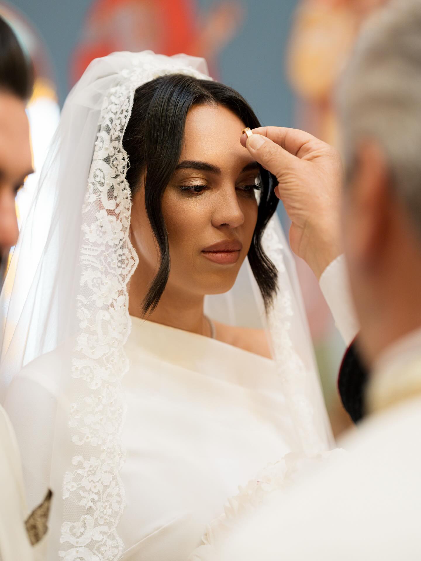 Ce rochie de mireasă a purtat soția lui Dorian Popa pentru cununia religioasă. Imagini emoționante cu cei doi în biserică