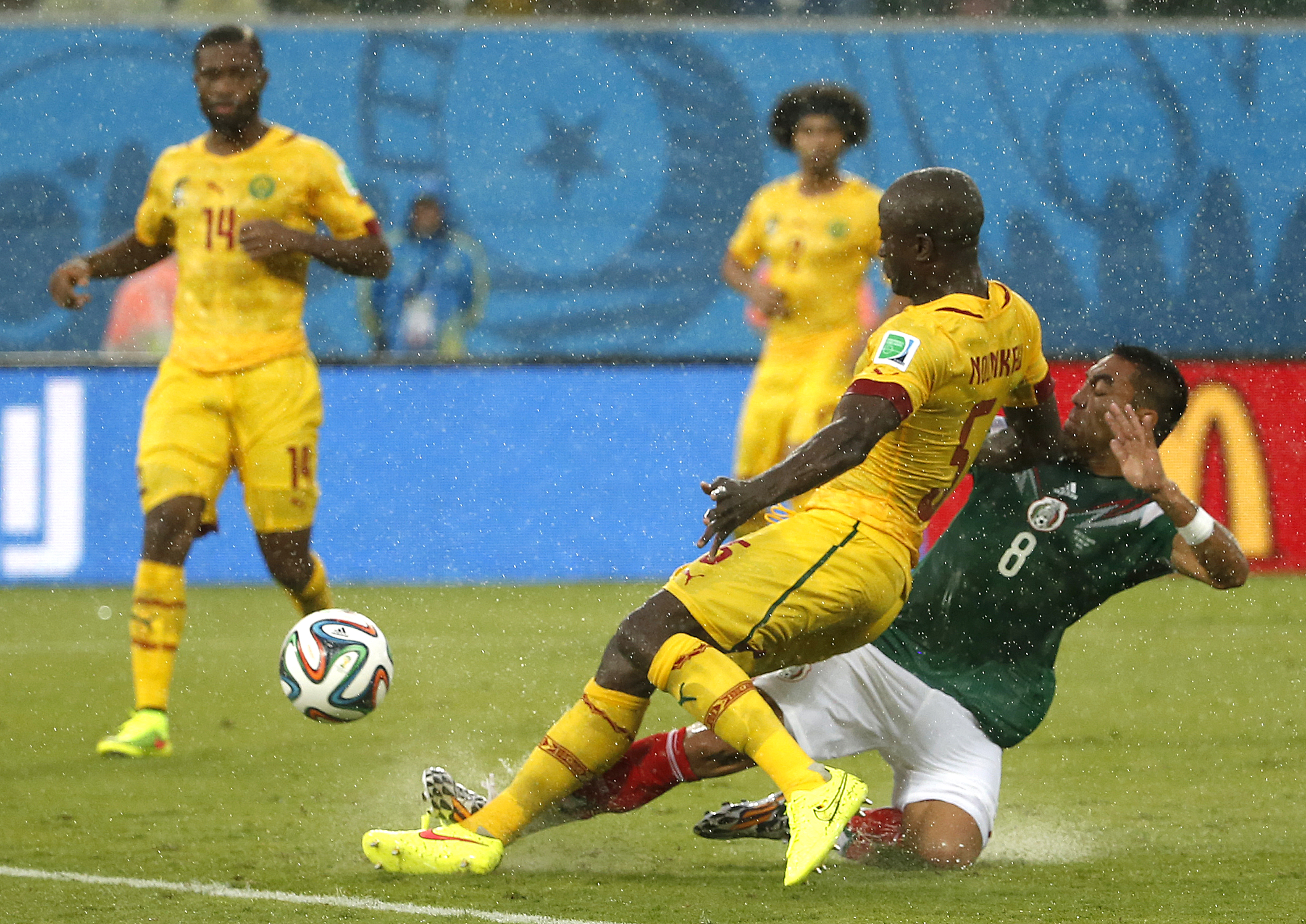 VIDEO / CM 2014: MEXIC - CAMERUN 1-0. Aztecilor li s-au anulat două goluri!