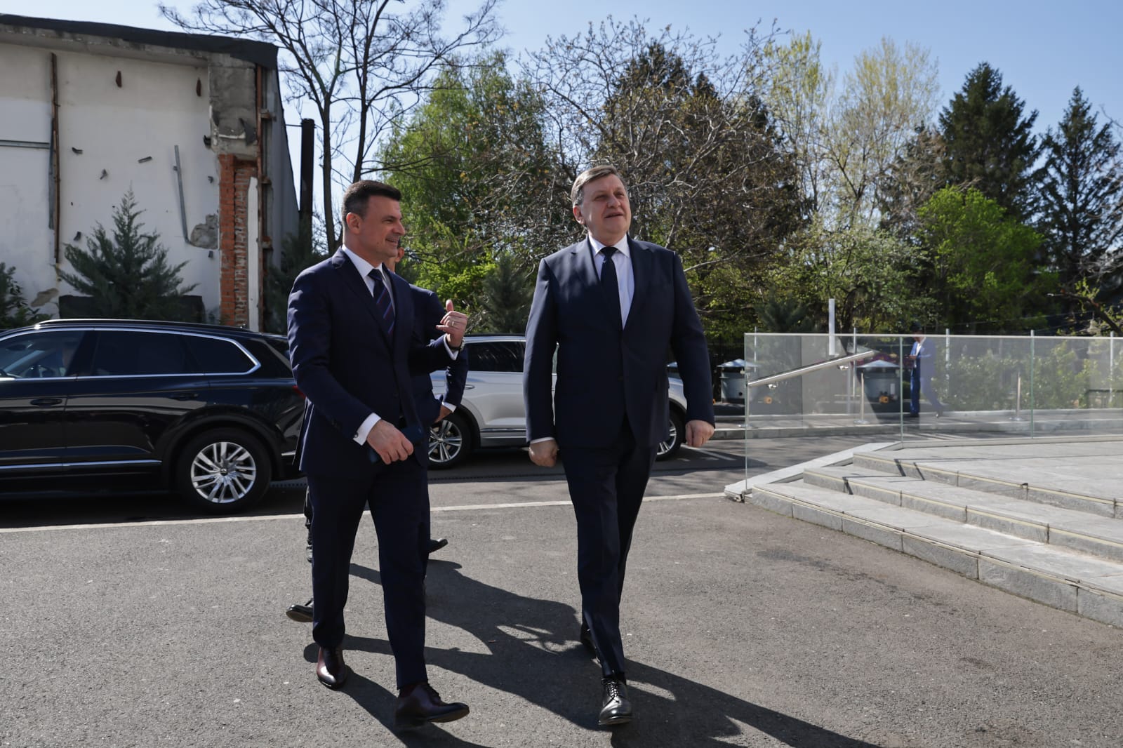 Ce nu s-a văzut la TV la lansarea programului lui Antonescu: oboseală, discursuri anoste și glumițe despre „Crin somnorosul” REPORTAJ