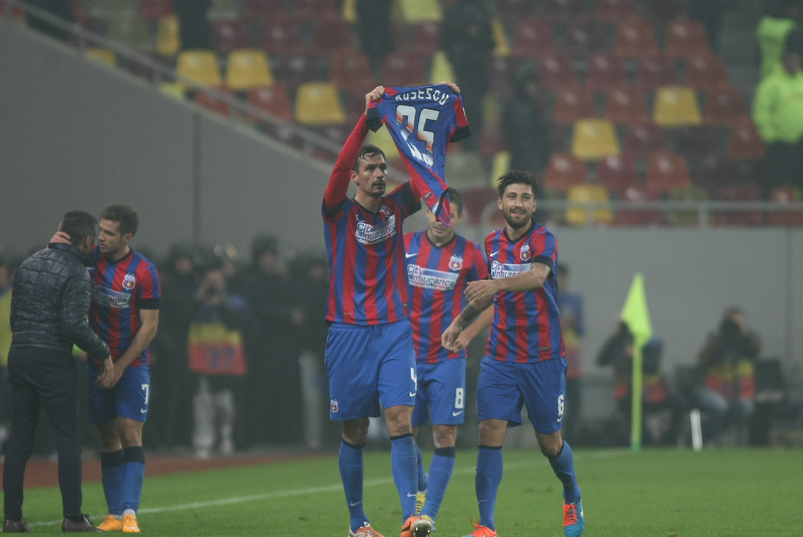 GALERIE FOTO&VIDEO/ DERBY-UL ROMÂNIEI, STEAUA - DINAMO 3-0. ^ Echipa din Ghencea i-a speriat pe ”câini” de Halloween! Szukala, Papp și Keșeru au înscris pentru roș-albaștri. Arlauskis și Bărboianu, loviți de petardele aruncate de suporteri. Băiatul lui Florentin Petre a debutat la Dinamo