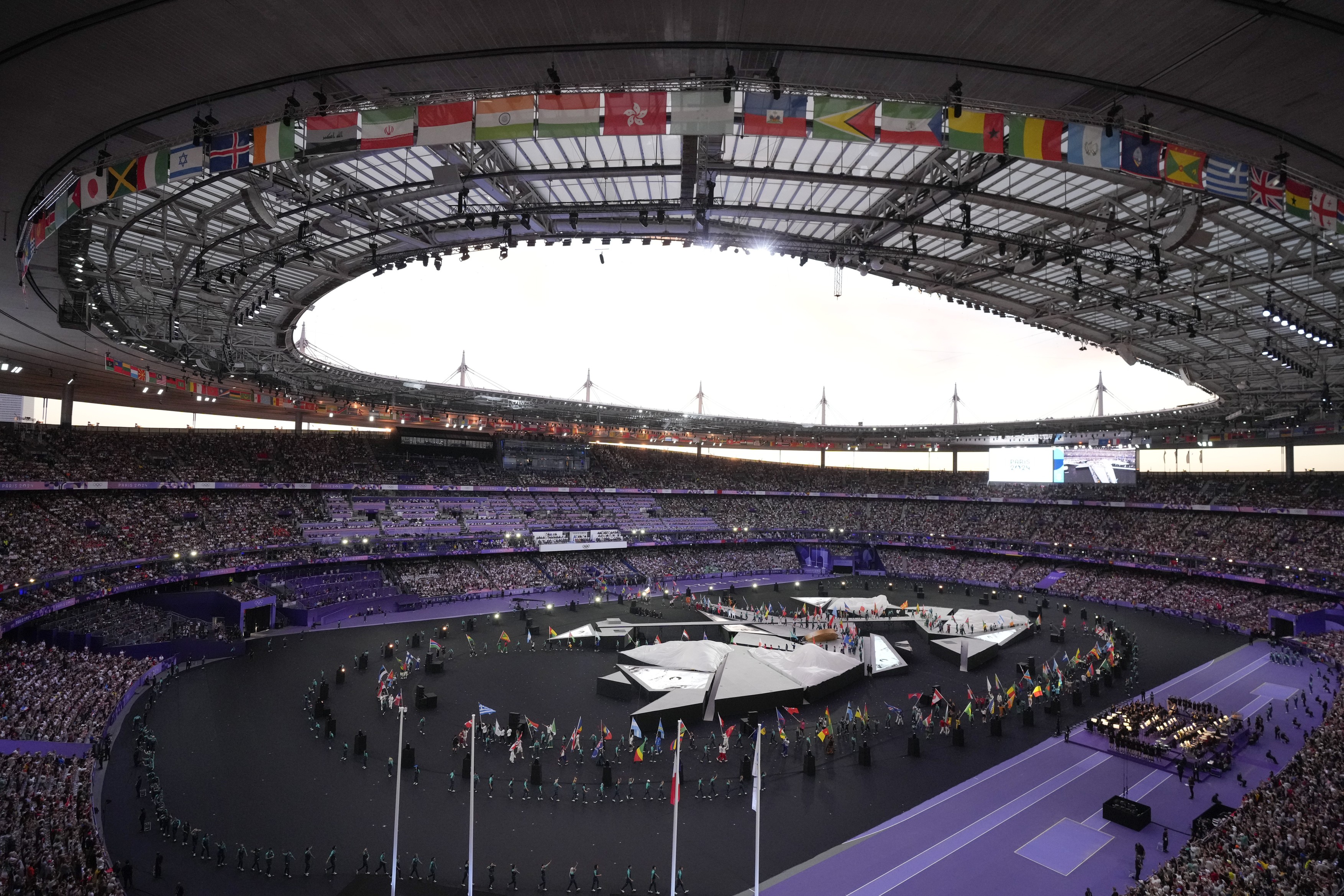 Jocurile Olimpice s-au încheiat cu o ceremonie spectaculoasă pe Stade de France. Tom Cruise a preluat ștafeta, după o cascadorie inspirată din filmele „Misiune Imposibilă”