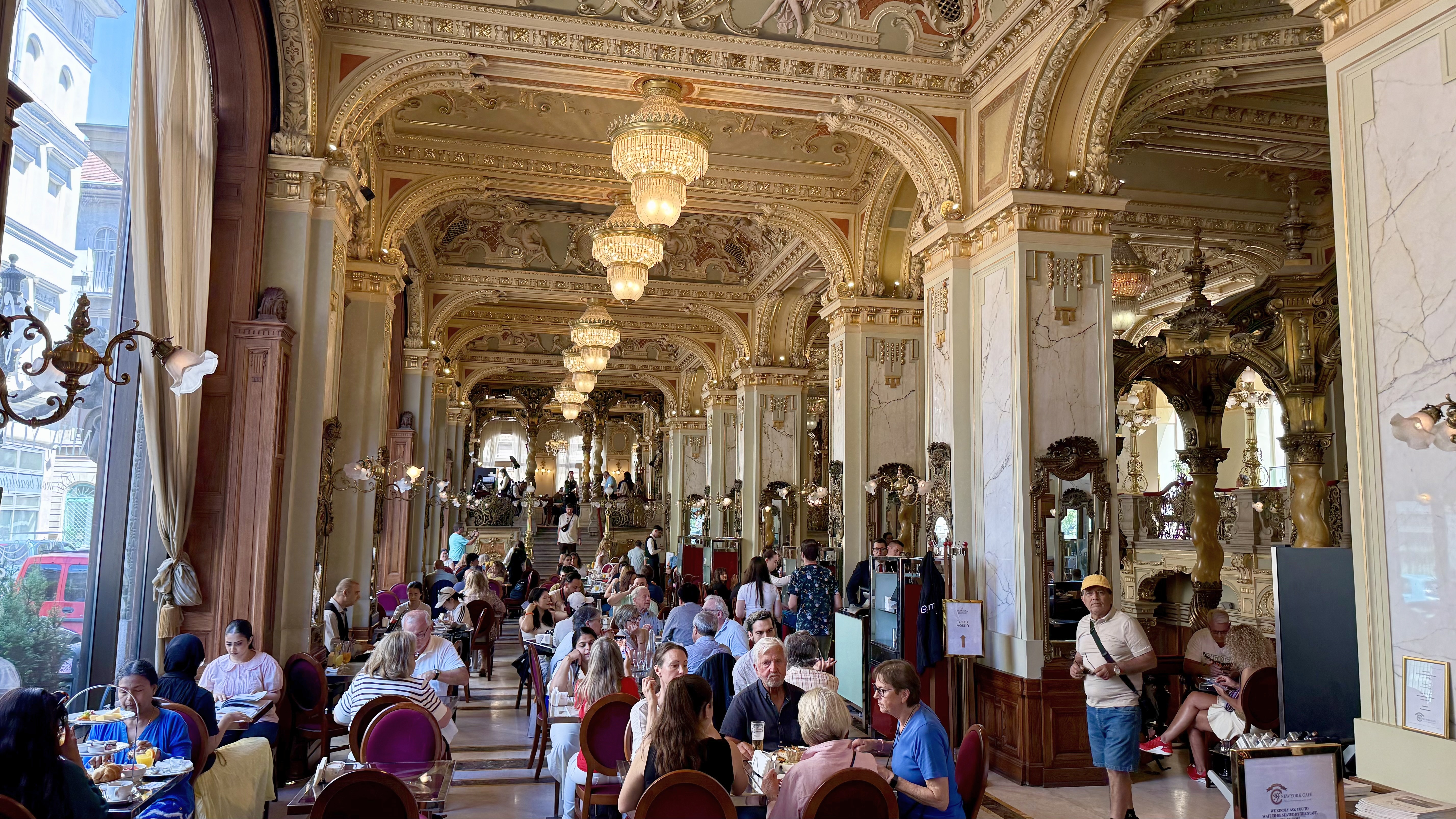 Cafeneaua unde turiștii stau și o oră la coadă. Este considerată cea mai frumoasă din lume și are prețuri pe măsură