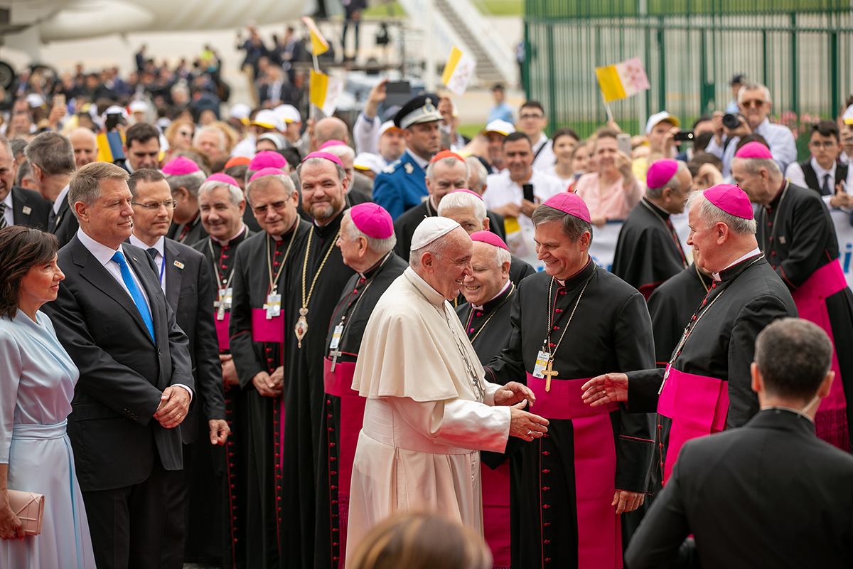 VIDEO | Primele imagini de la sosirea Papei Francisc în România