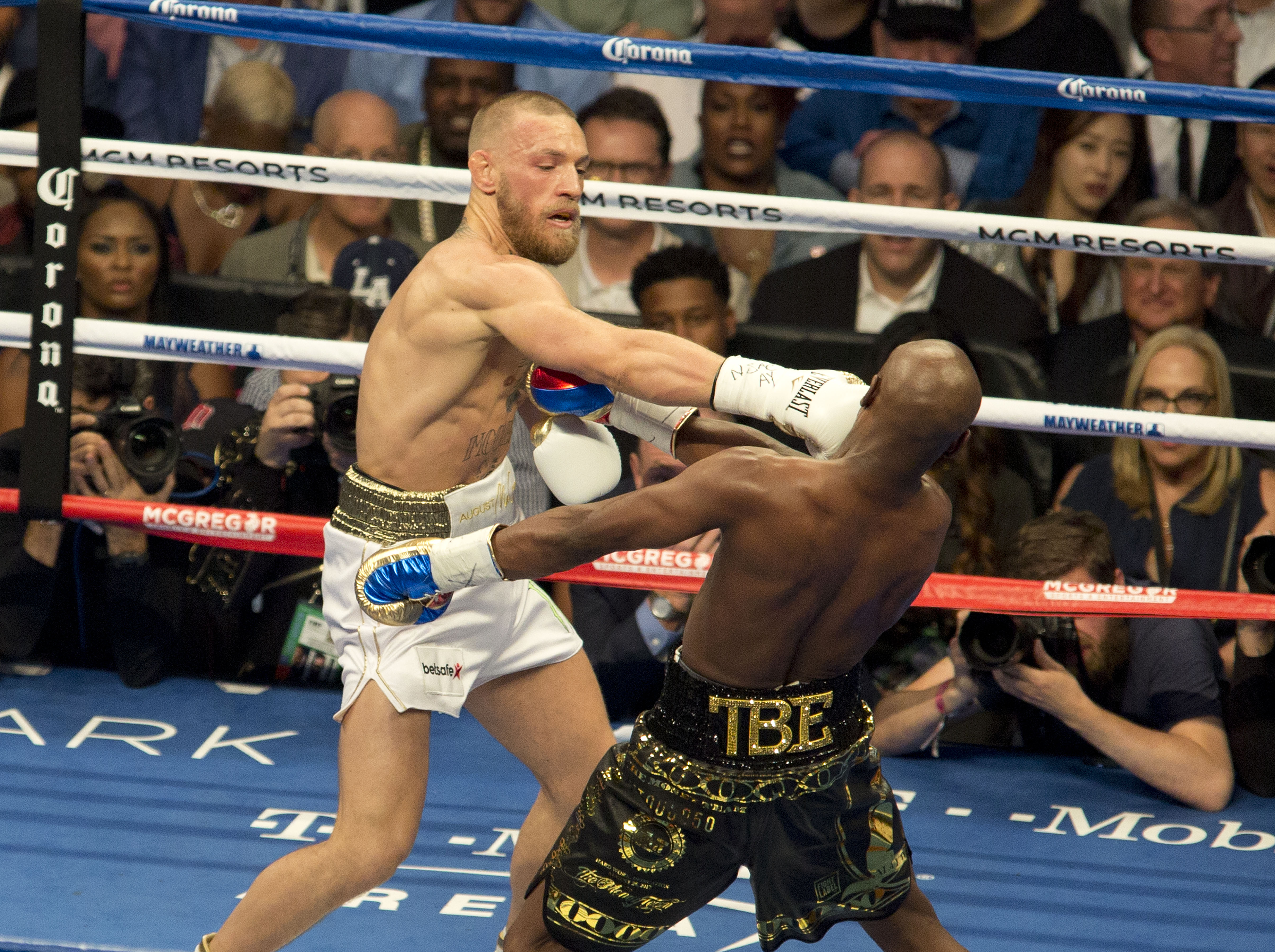 Totul despre meciul secolului, Mayweather vs McGregor. Lupta care a produs peste 1.000.000.000 $, o frecție ! Irlandezul a fost făcut KO în repriza a zecea. Floyd l-a menajat cât a putut! | LIVE&FOTO&VIDEO