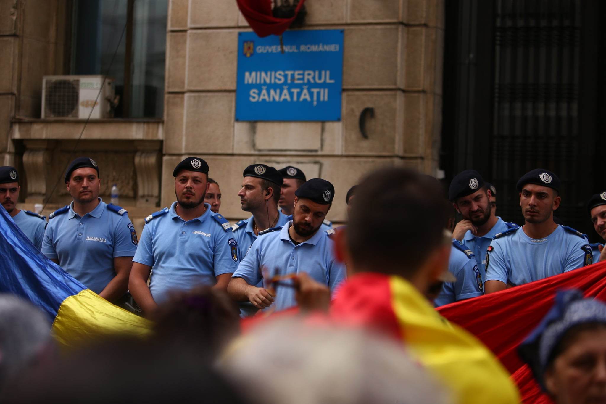 Mai mulți jurnaliști, loviți la protestul AUR anti-vaccin. Organizatorii au instigat oamenii să forțeze intrarea în Ministerul Sănătății, acuză Jandarmeria