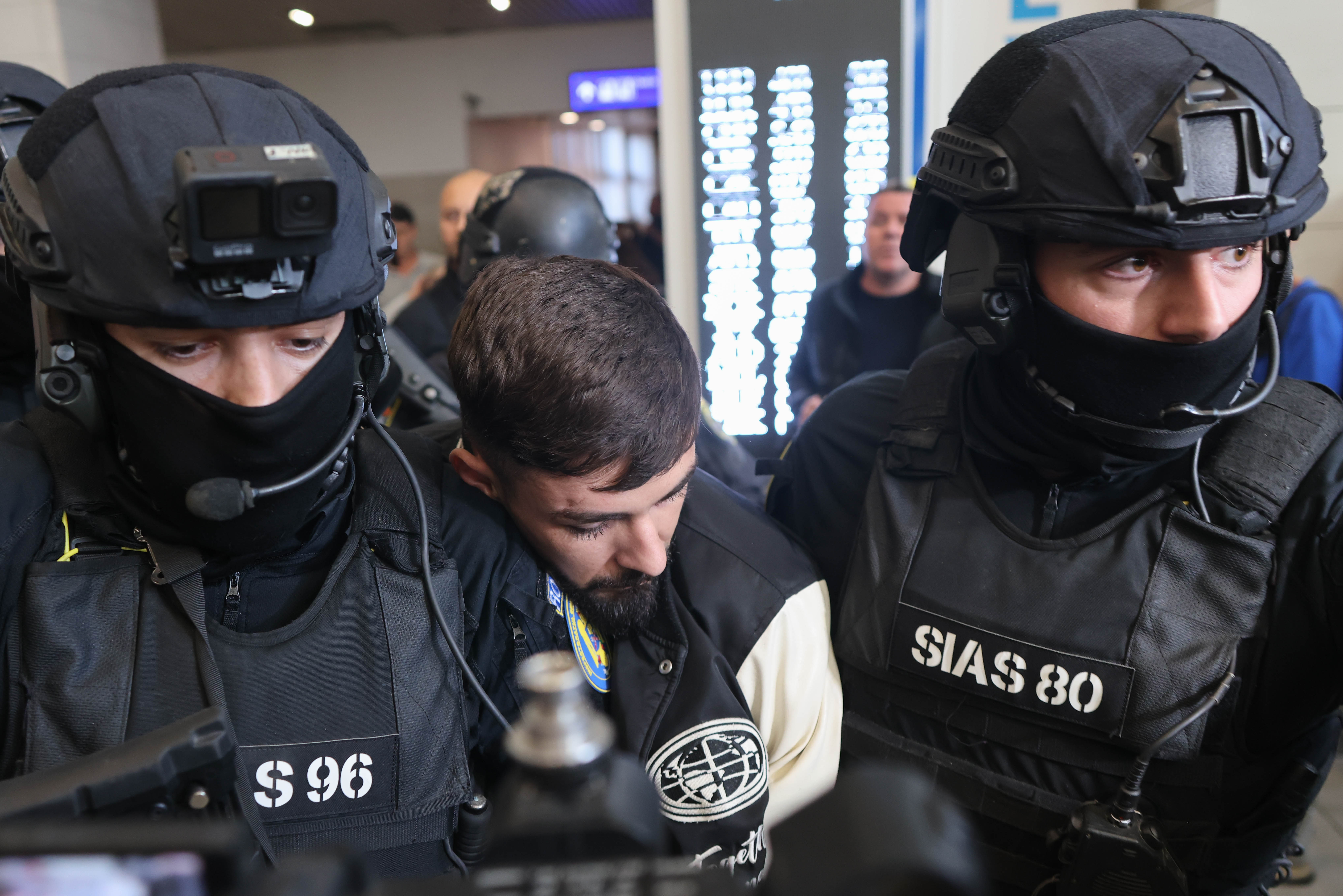 Primele imagini cu Vlad Baltateanu, suspectul în cazul crimei din Vâlcea. Bărbatul de 30 de ani a ajuns în mâinile polițiștilor români
