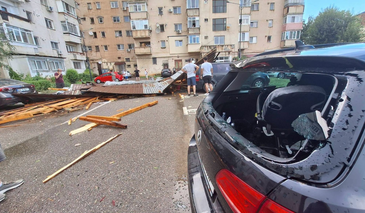Codul roșu de furtuni a făcut prăpăd în Târgoviște: vântul a smuls și aruncat în stradă acoperișul unui bloc, zeci de copaci au fost puși la pământ