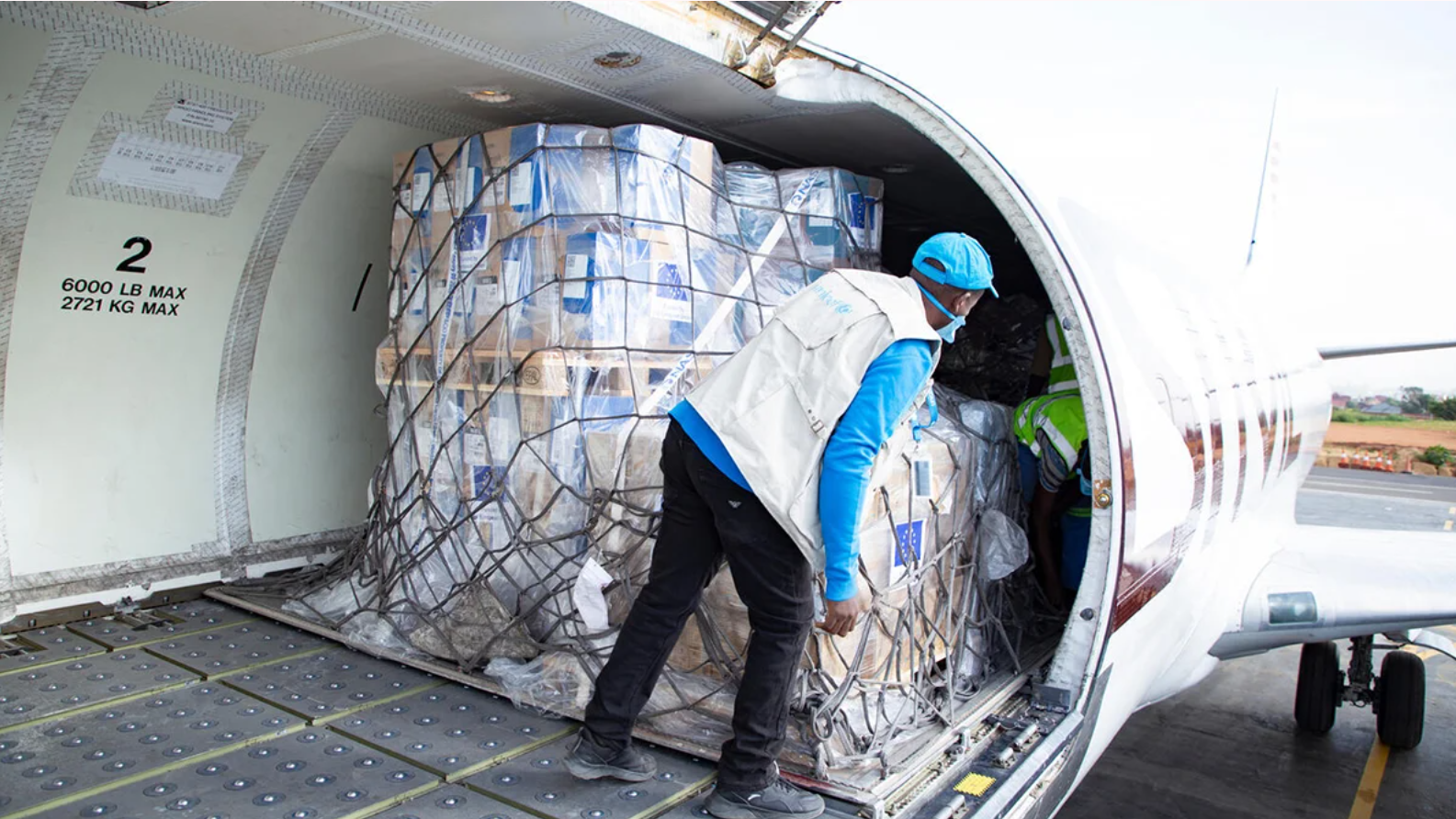 Unloading of UNICEF’s first shipment of emergency Ebola response supplies at Bunia airport in DR Congo on 28 May 2026. © UNICEF/UNI999037/Ndomba Mbikayi