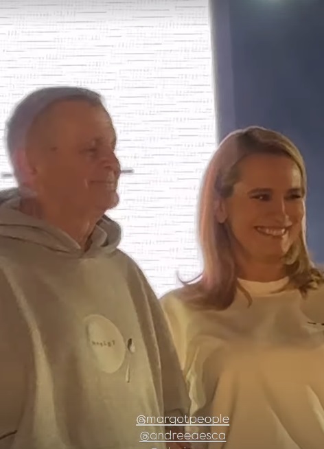 Cum a apărut Andreea Esca pe podiumul de modă alături de tatăl ei, care are 86 de ani. Au defilat în hainele create de Alexia Eram