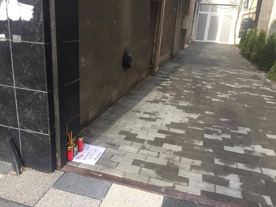 Candele şi lumânări puse la intrarea în sediul PSD Alba. "PSD a omorât democraţia…şi bunul simţ”| FOTO