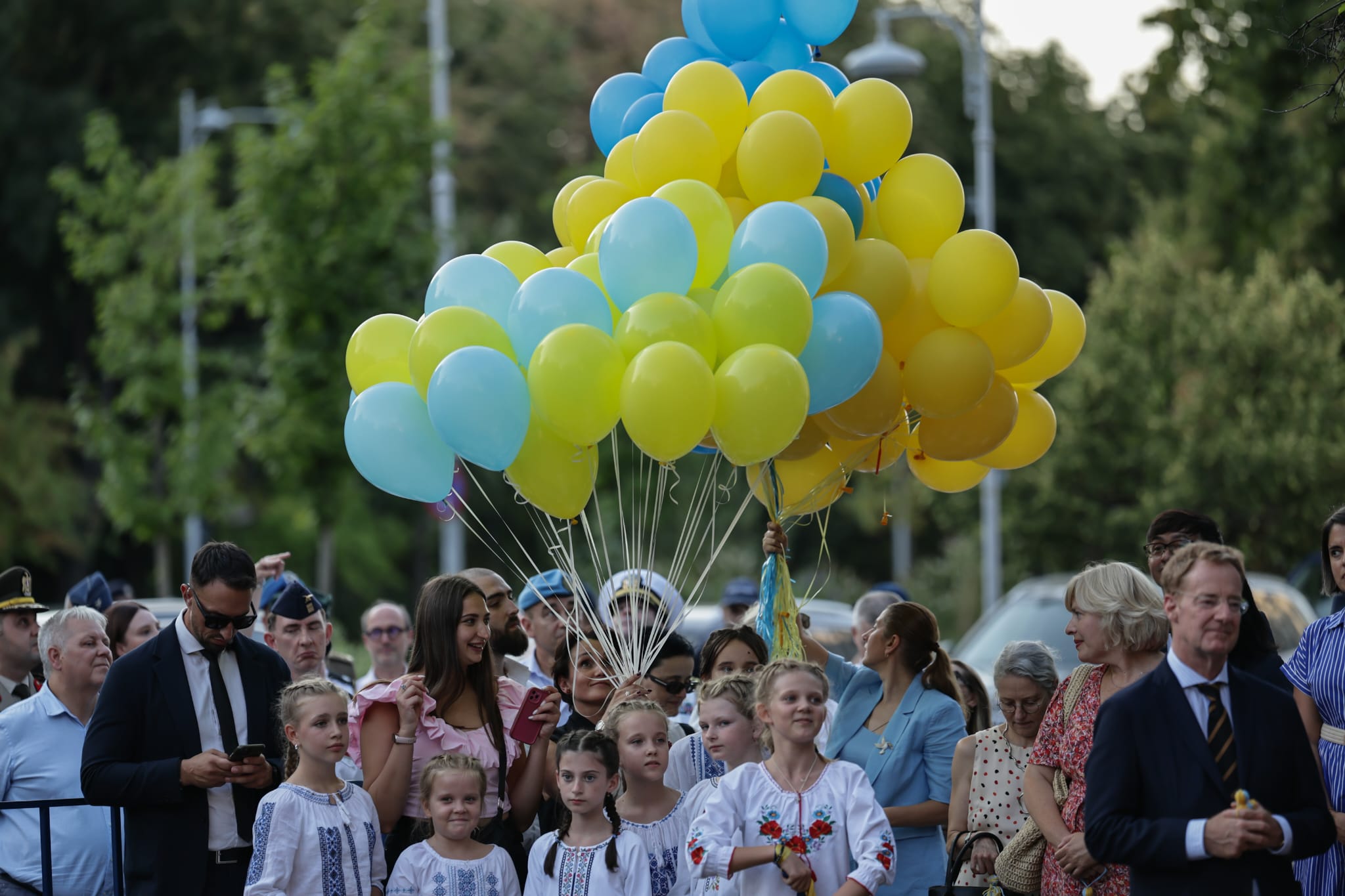 Prințesa Briana Caragea a primit medalia Inima de Aur din partea lui Zelenski pentru ajutorul acordat refugiaților ucraineni