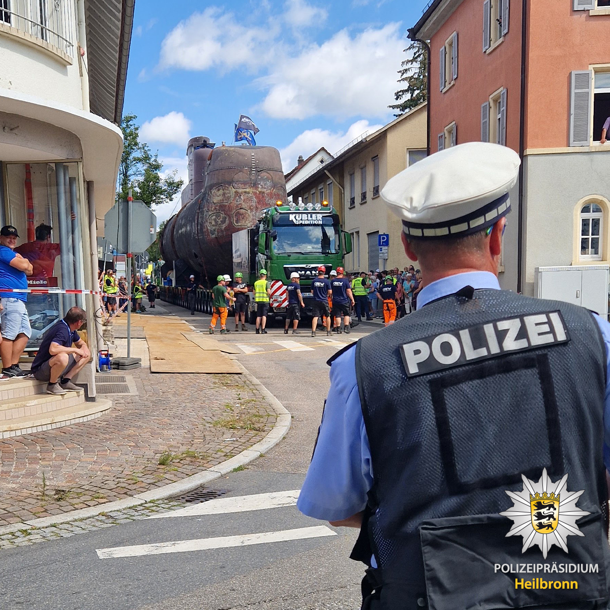 Submarin de 48 de metri, filmat pe străzile înguste ale unui oraș german! Sute de oameni au ieșit din case pentru a vedea transportul special