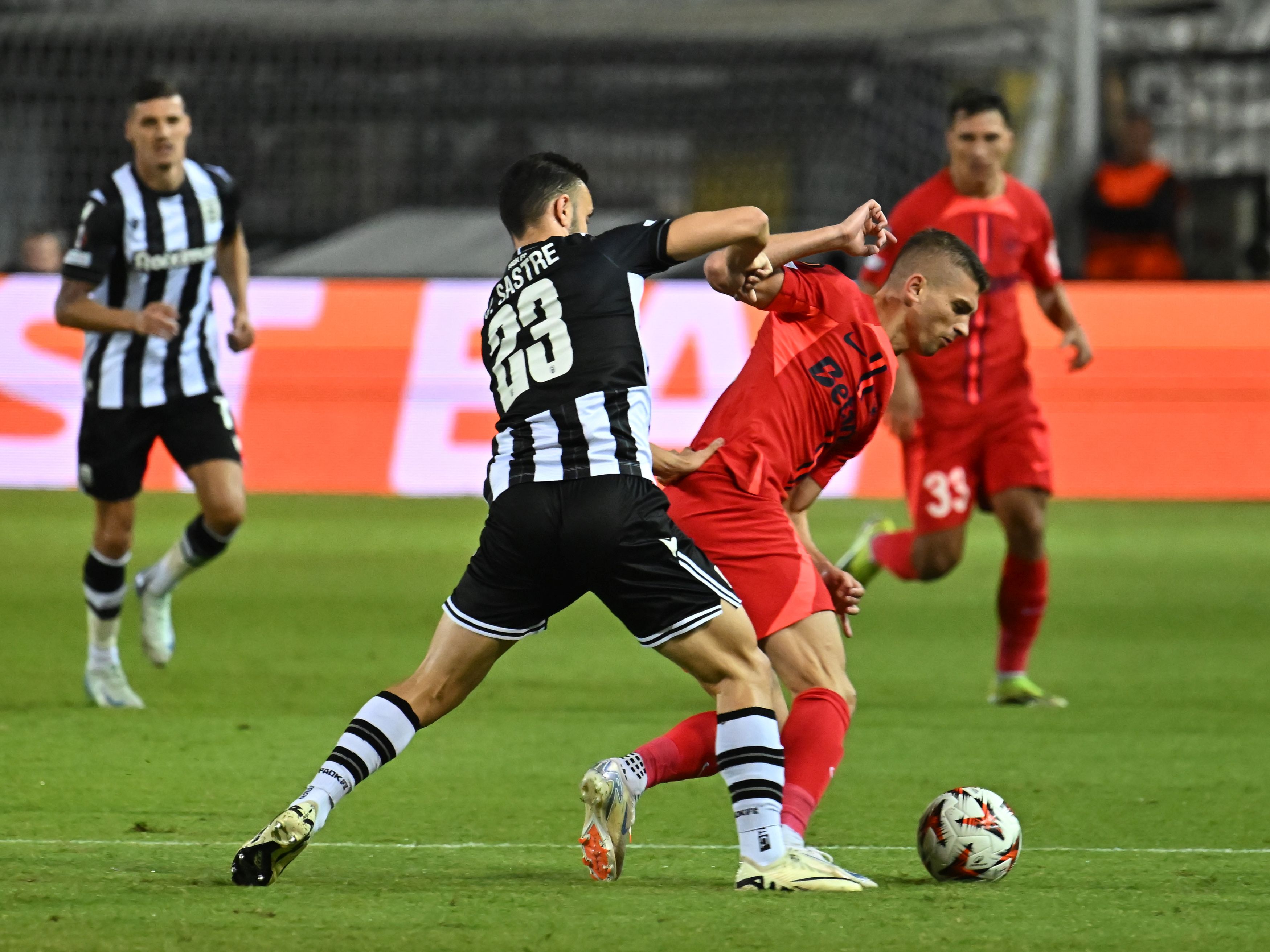FCSB a câștigat la PAOK Salonic cu 1-0 după un final dramatic, în care echipa lui Răzvan Lucescu a lovit bara