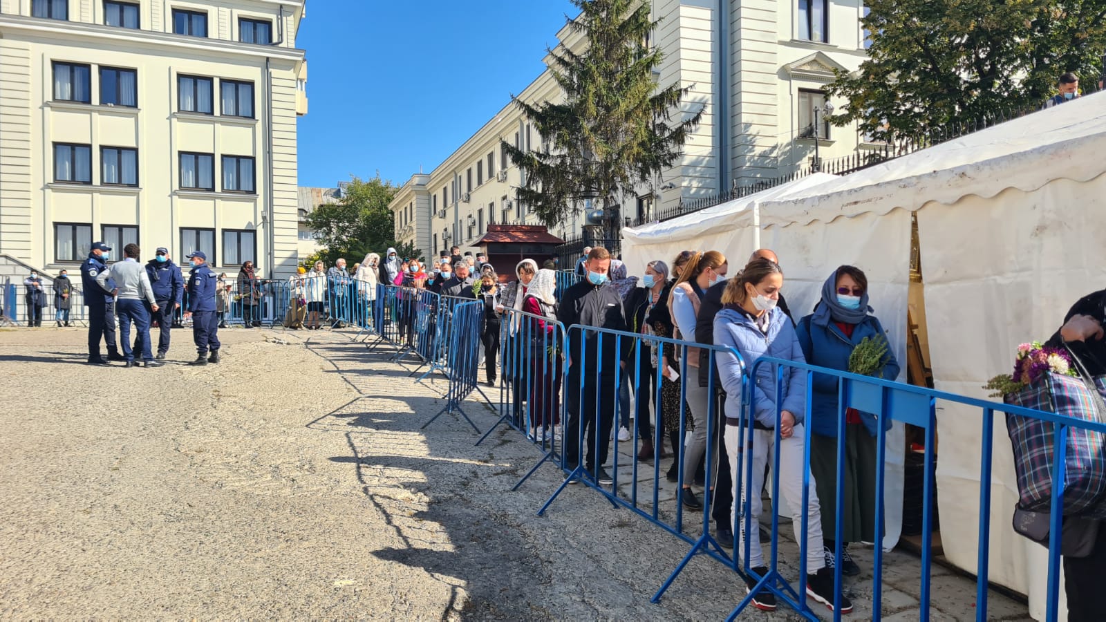 Un oraș, două realități: Coadă de ambulanțe cu pacienți COVID la spital, coadă de pelerini la Sf. Parascheva