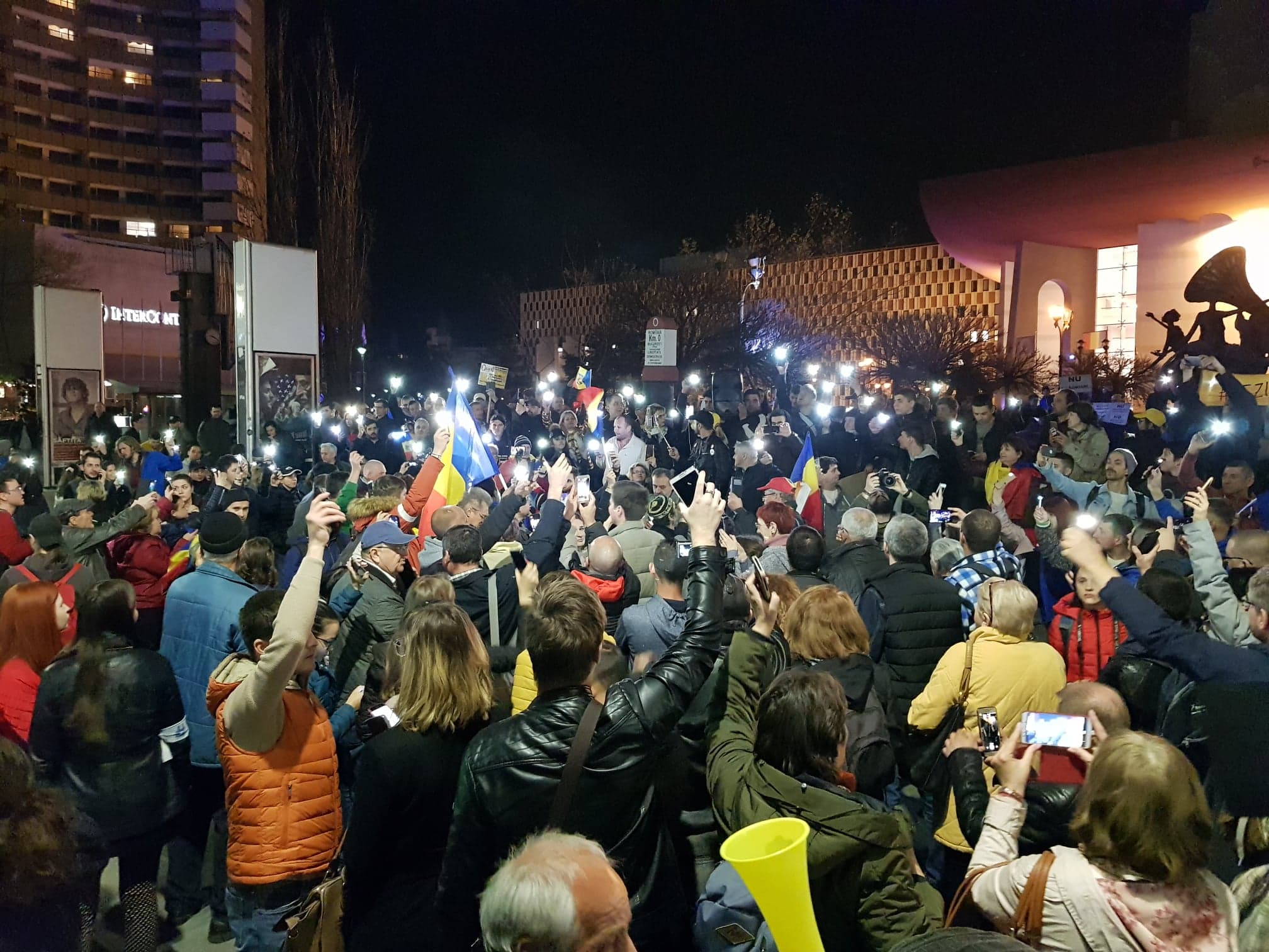 FOTO&VIDEO/ Sute de oameni au protestat sâmbătă seară în Piața Universității. Tudor Chirilă și regizorul Stere Gulea, printre protestatari