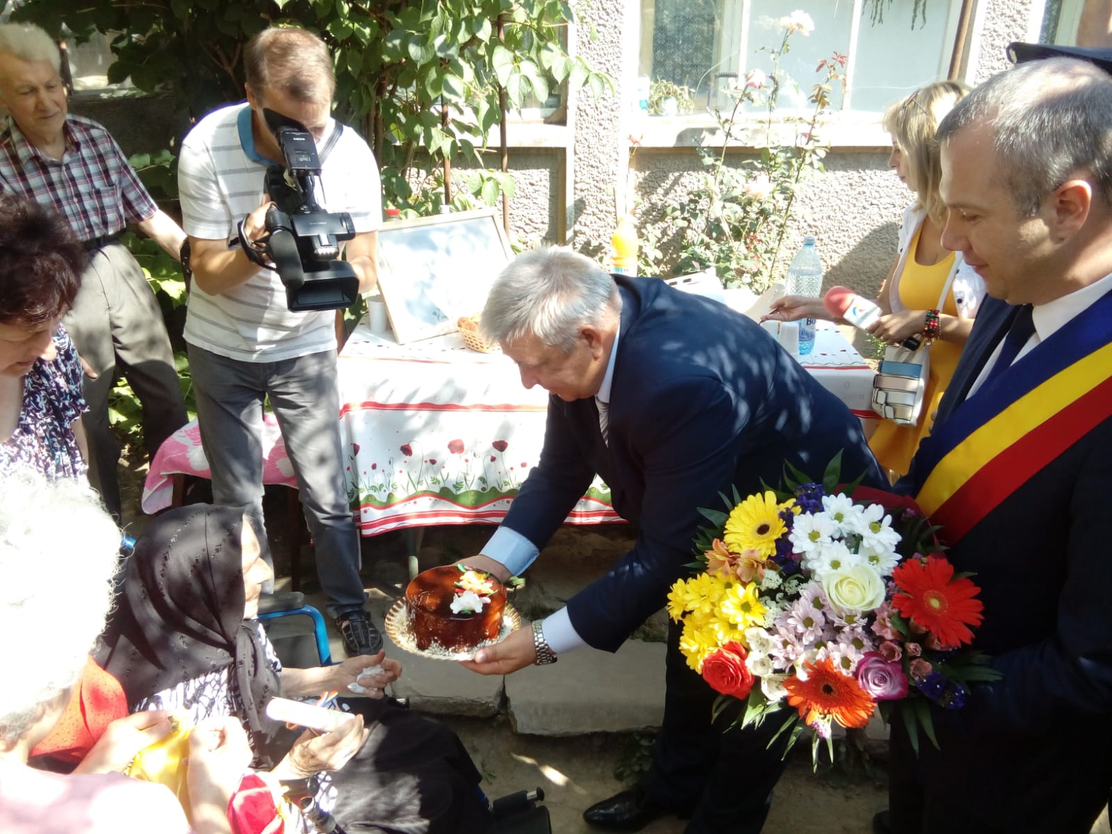 O femeie din Galaţi care împlineşte o sută de ani a fost sărbătorită de autorităţi în curtea casei/ FOTO