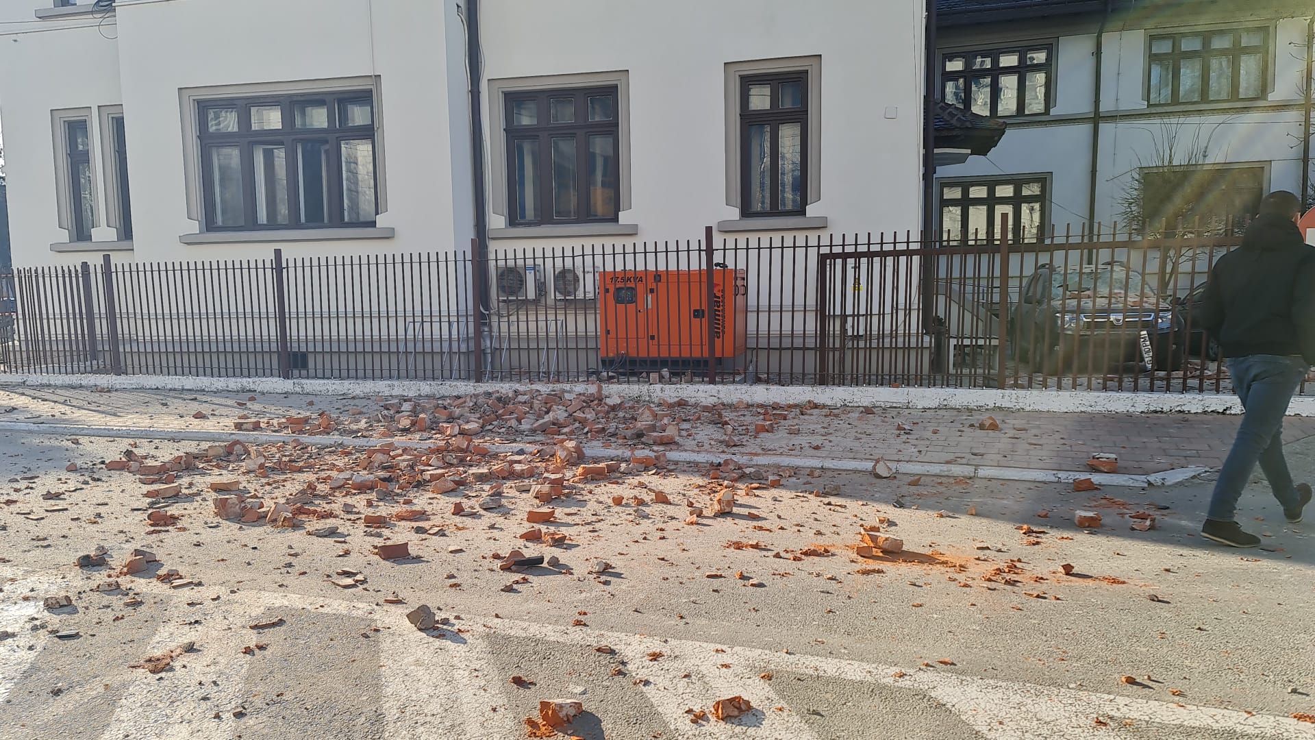 Imagini cu urmările cutremurului de 5,7 grade din Oltenia. Mai multe clădiri au fost avariate